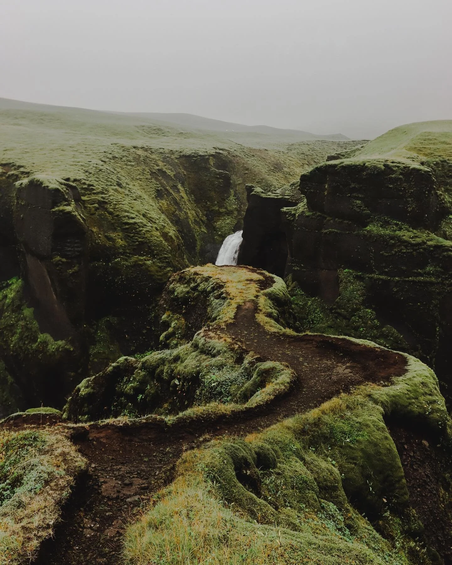 Iceland looks like something out of a fairytale. 🤍 #wanderlust #travelgram #mytravelgram #travelblog #travelblogger #travelphotography #artofvisuals #instapassport #instatravel #optimum_shots #ig_exquisite #traveltheworld #photooftheday #france #ear