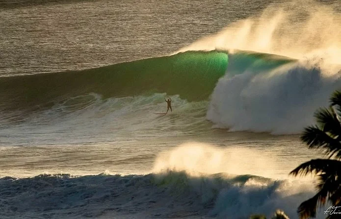 Wao ! Que tarde para recordar por siempre ! Gracias @fjaviergilphoto por la foto y gracias a los boys ! @kahunacarlos @hollinsalexis  @ramoncito_diaz_zambrana 🇵🇷🐳🙏🏽 #rinconsurfexperience