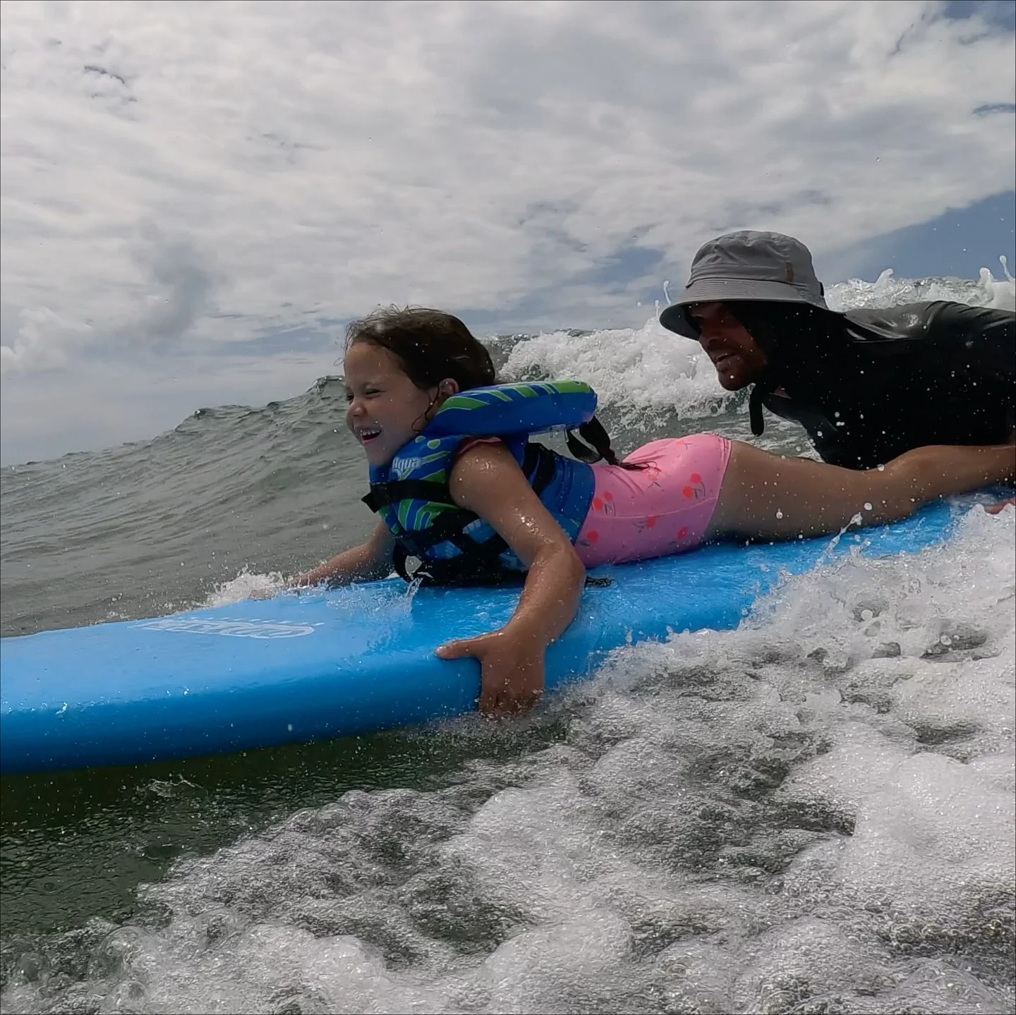 Primeras olitas de Ema con T&iacute;o la Reina @_bryjz8 🇵🇷🐳🌊👸💙🪼🪸🌴☀️ #rinconsurfexperience