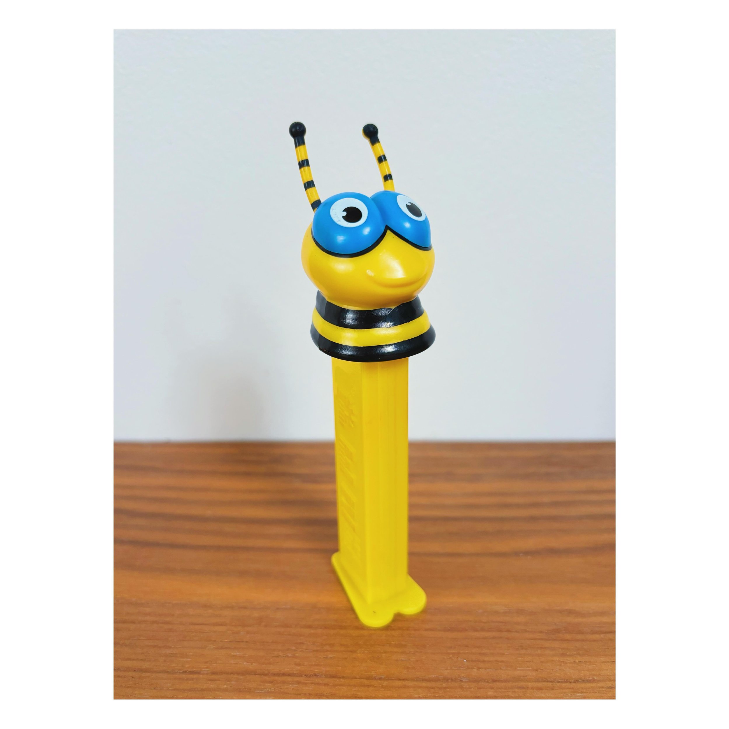 Black and gold 🐝
.
.
#pez #pezdispenser #candy #bee