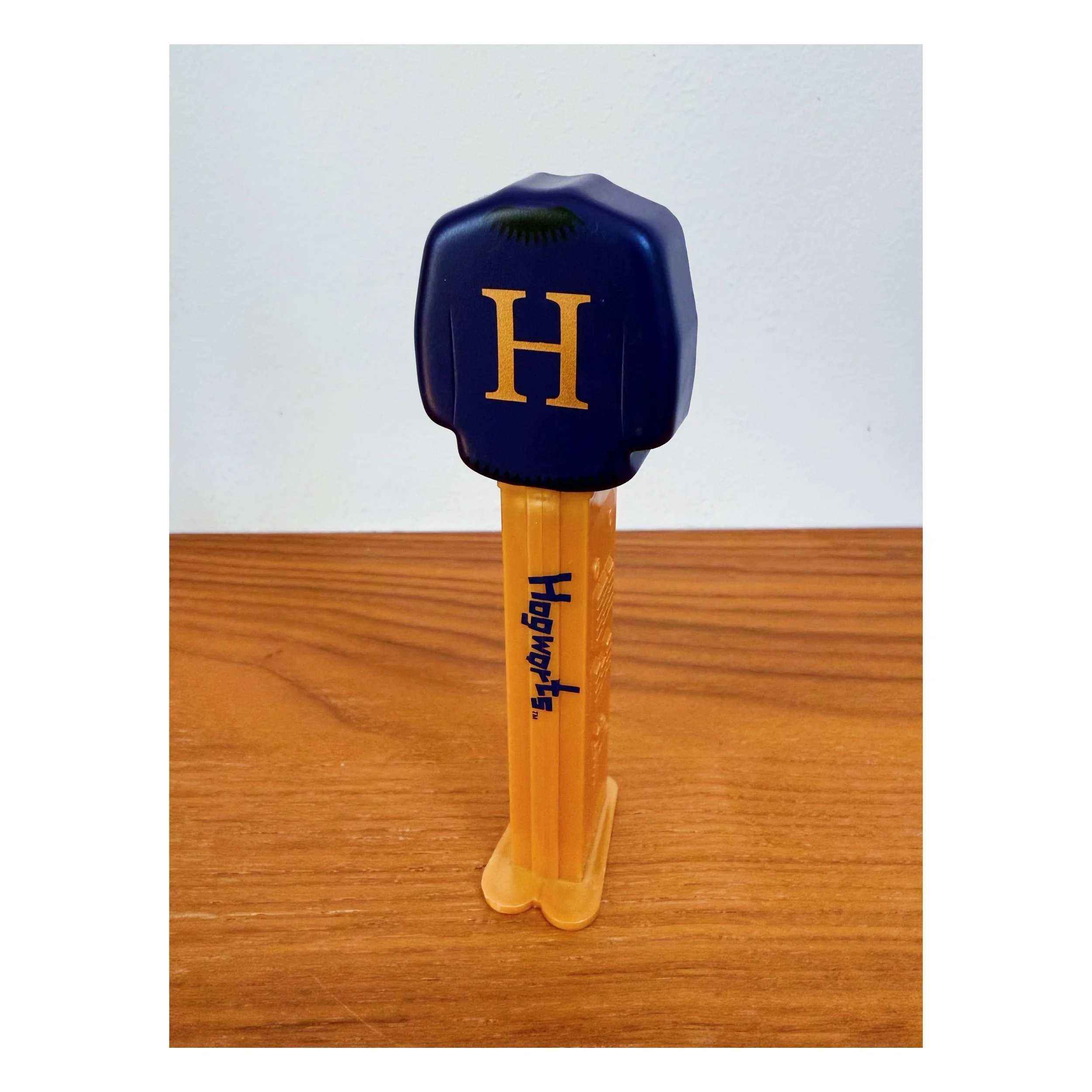 Sweater weather 👕
.
.
#pez #pezdispenser #candy #hogwarts