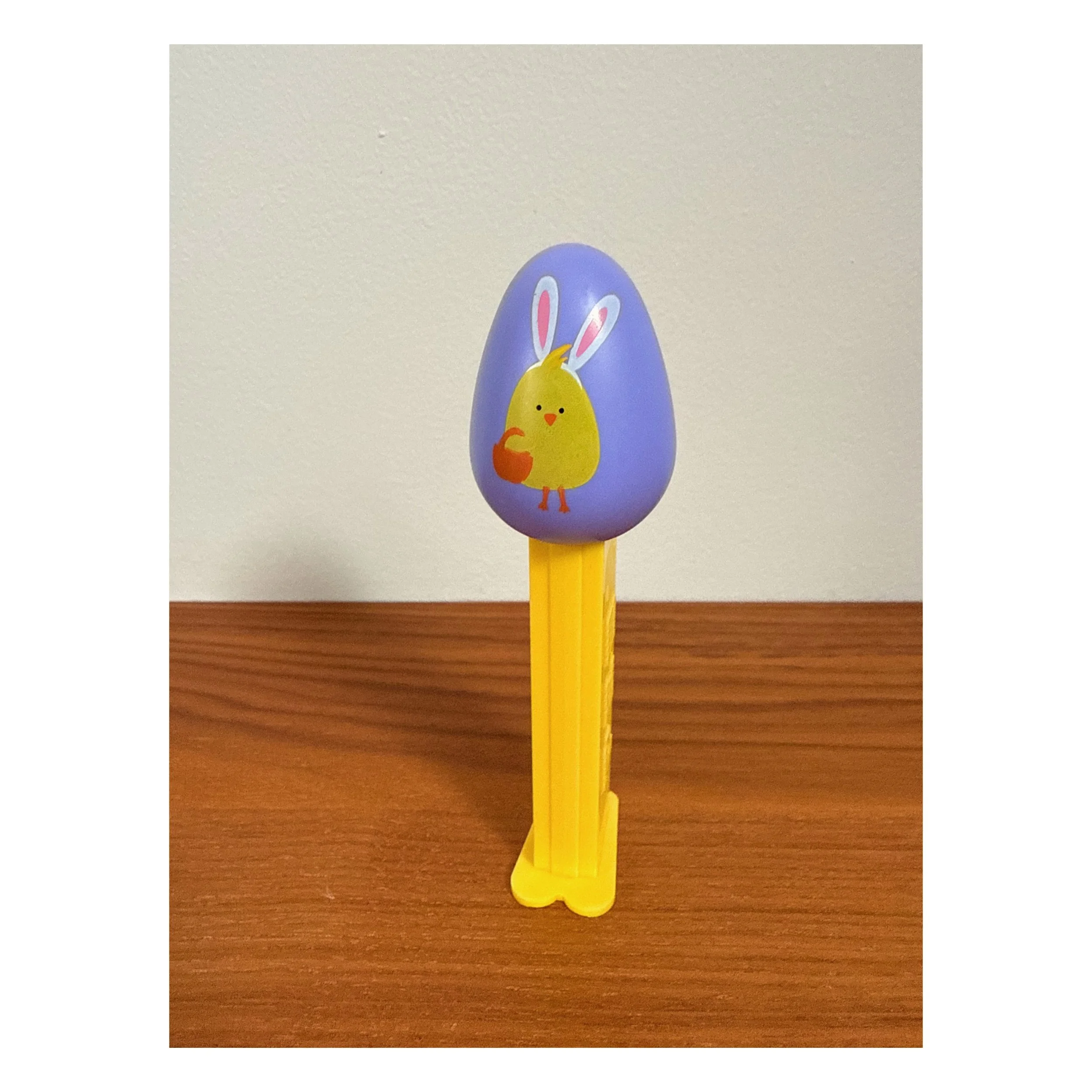 Even chicks play dress up 🐥
.
.
#pez #pezdispenser #candy #egg