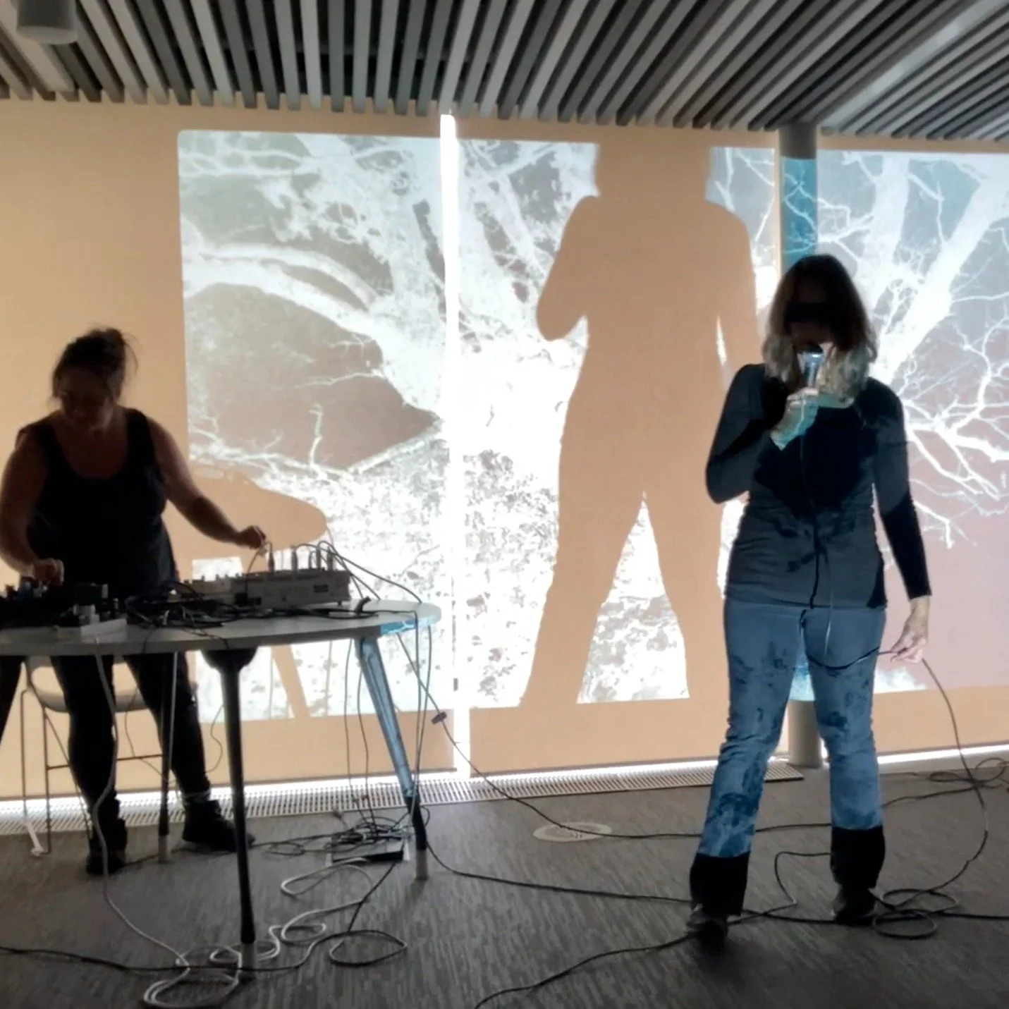 Troubling is a live site-responsive experimental performance with musician @gerry.s.9 and me!
The performance explores complex ecologies and wilding, through collaboration and audience responses. Creating non-verbal thresholds where all presences are