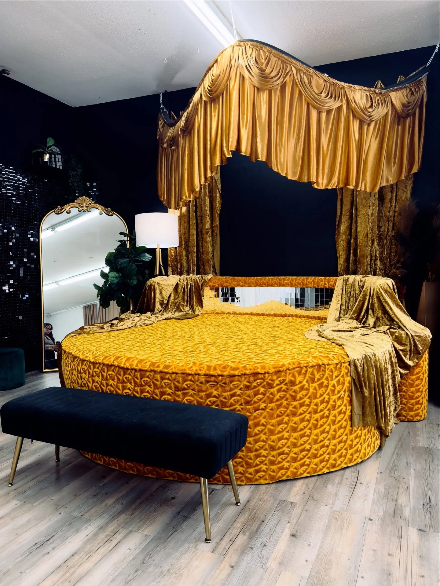 The round bed is got a make over, we still need to bring in some props around it and see if there is any finishing touches to be done 🖤

But excited to do a shoot on this! 

#rentalstudio #loslunasphotographer #albuquerquephotographer