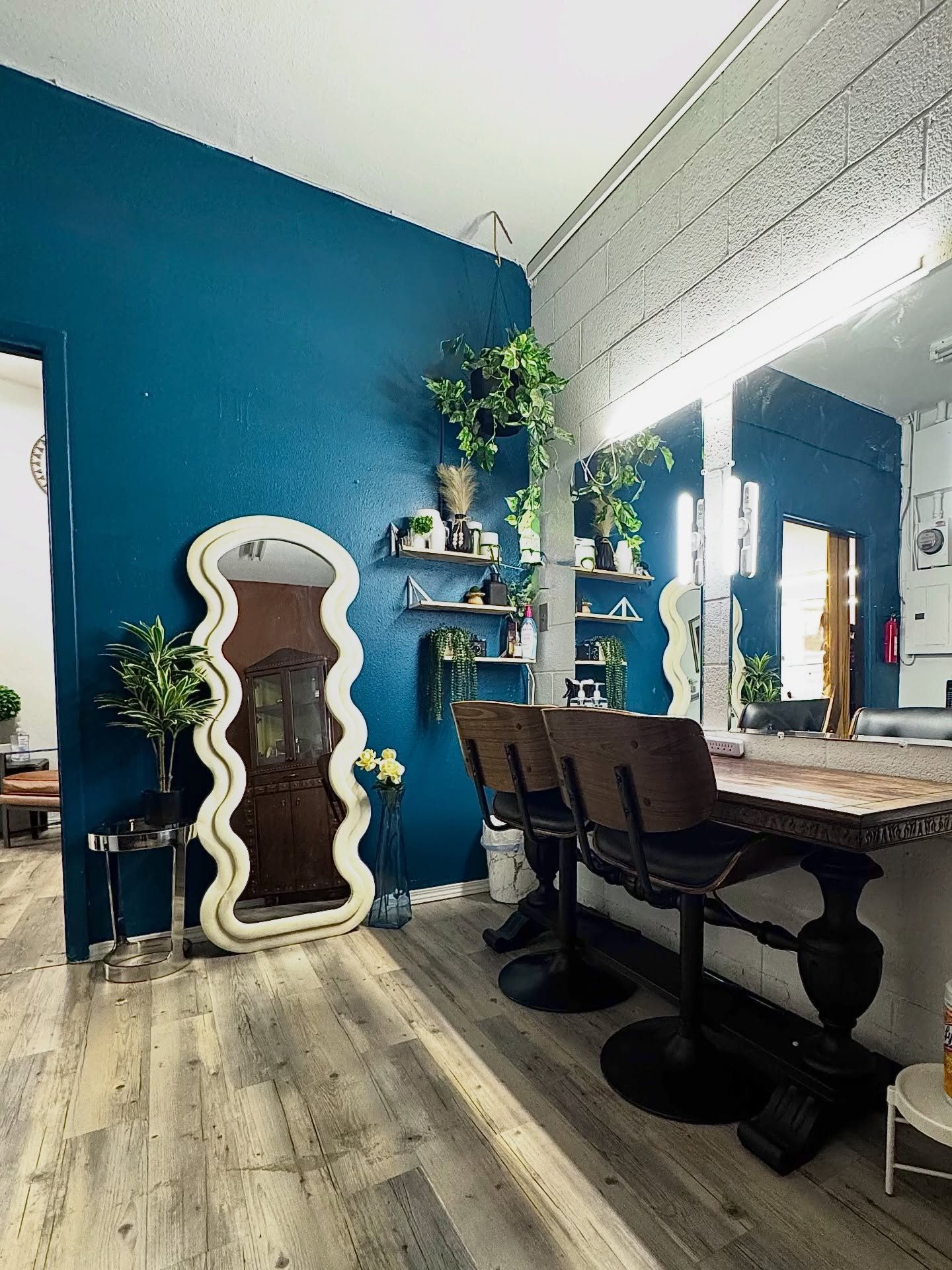 Our working room aka the prep/mua/chill room.
Has forever been in the works with changes constantly happening and we are hoping to make this spot even more welcome this year 

For sure gonna stick to the blues in here 👌🏽

#peerspace #rentalstudio #