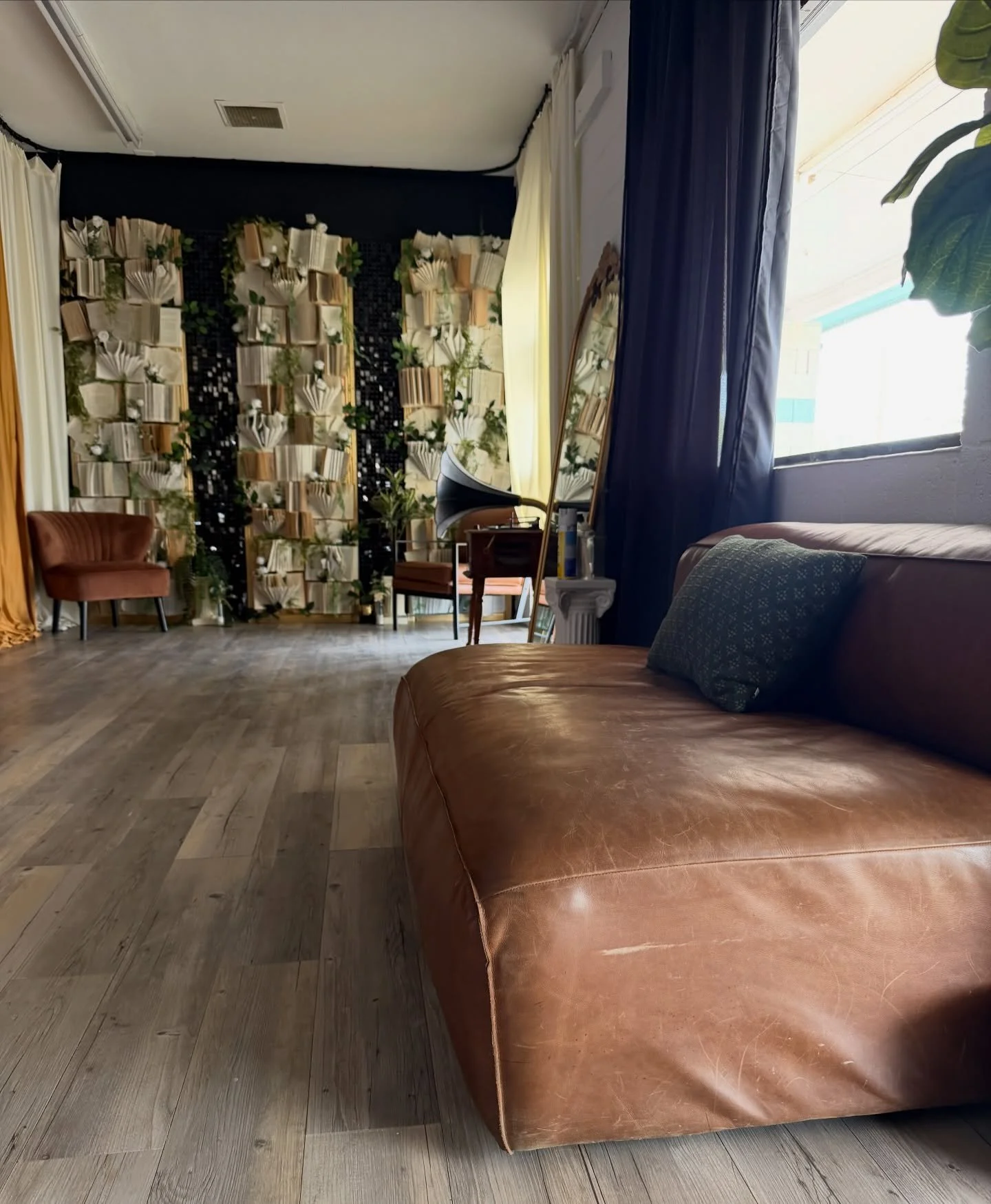 Book the studio to get out of the wind, storms and cold weather
There will be a discount code coming up Monday! ✨