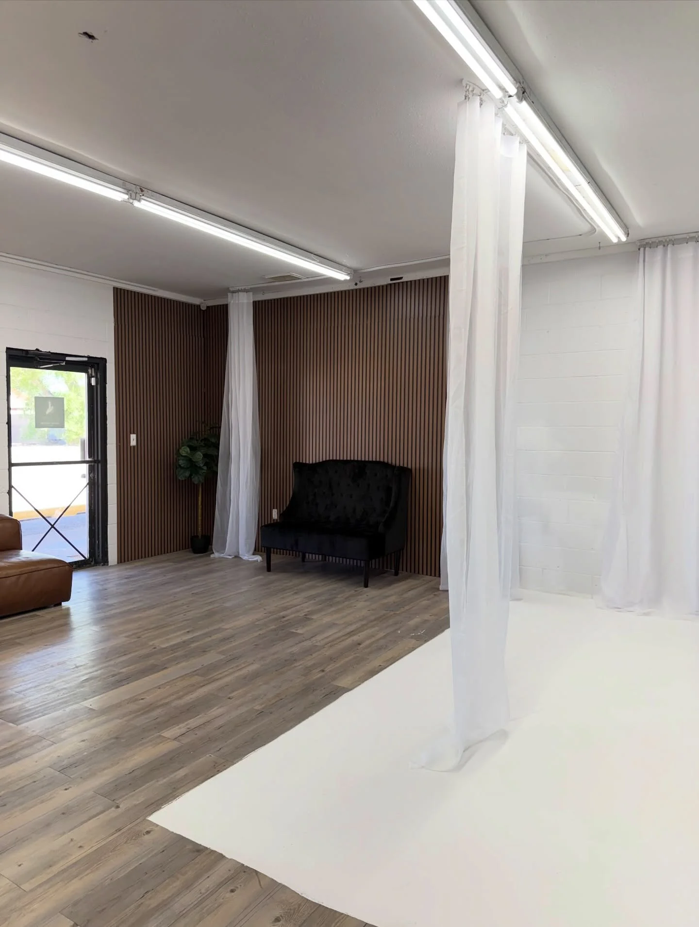 Nothing says comfy like a clean studio 🤍

#newmexico #nmstudio #peerspace #rentalstudio #hellospring🌸☀️