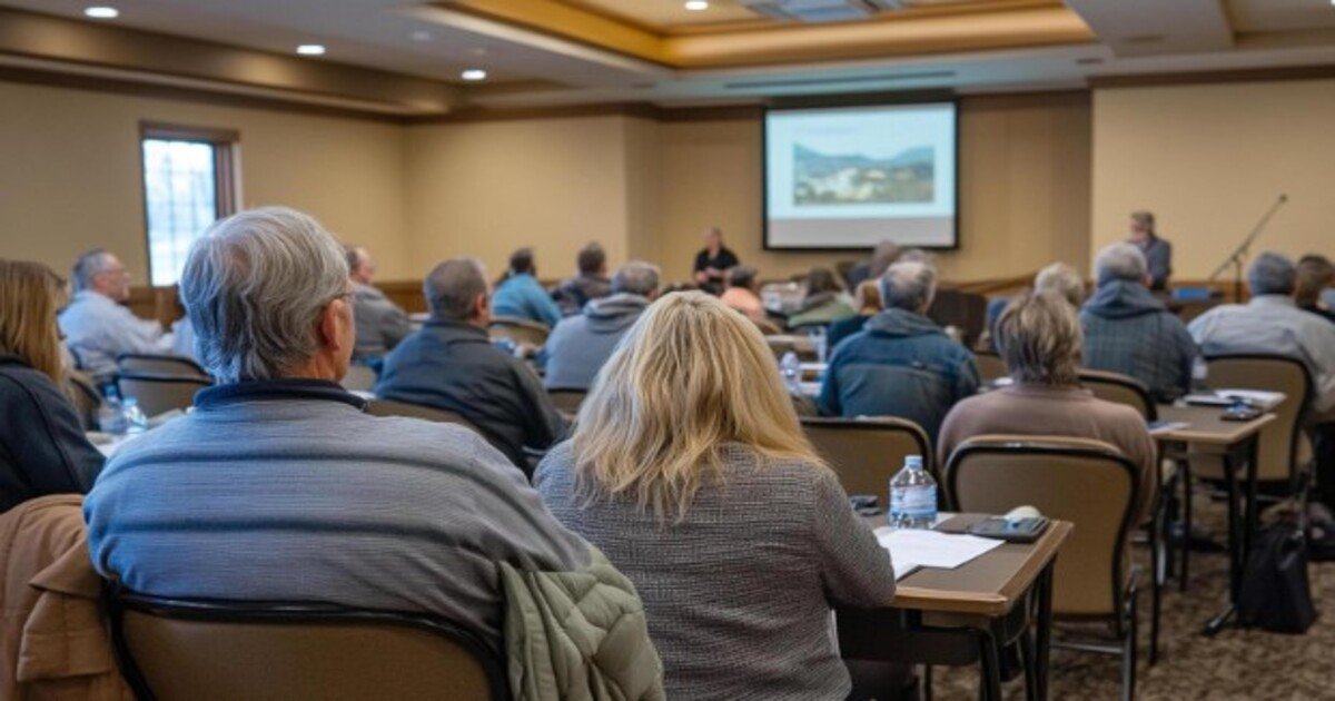 People-attending-an-educational-session-related-to-real-estate