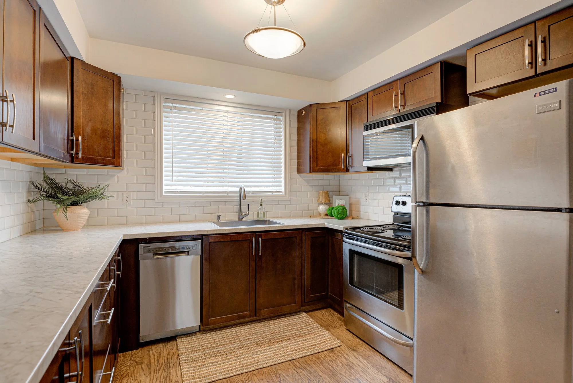 018-18-23 - 50 Westmount Rd. W-Spark Studios Photography Inc.jpg