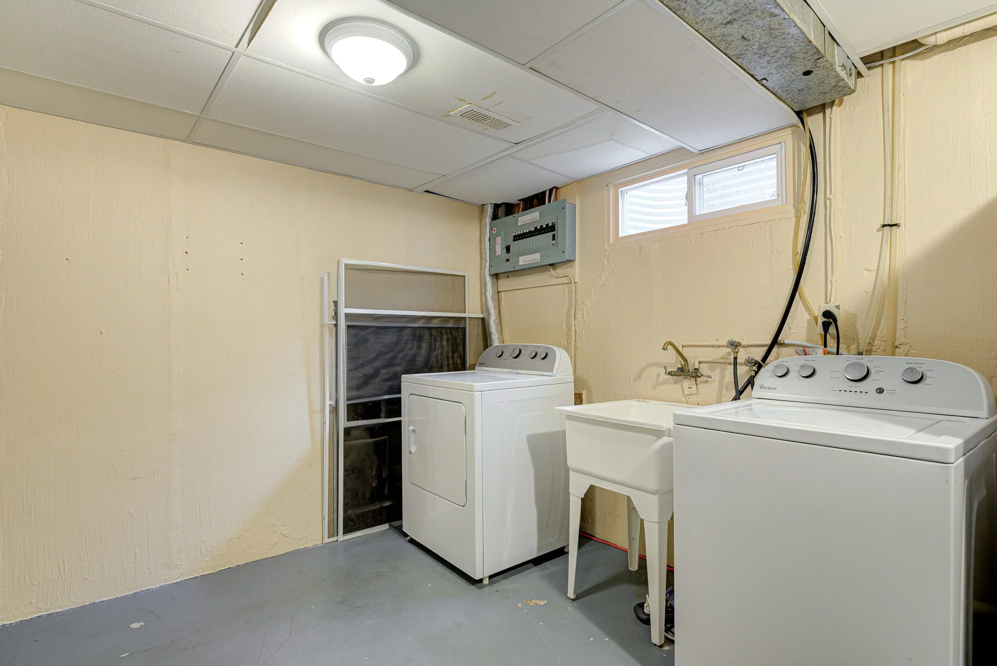 032-32-23 - 50 Westmount Rd. W-Spark Studios Photography Inc.jpg