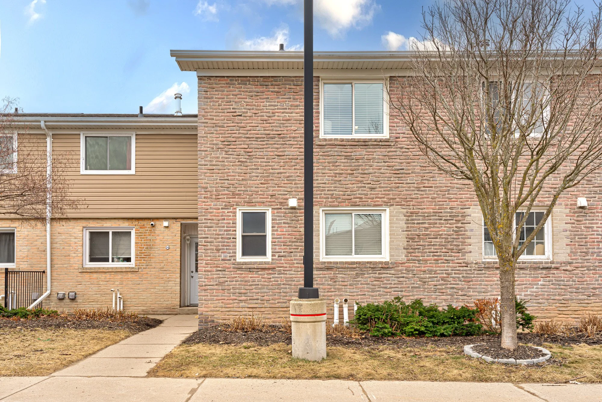 001-01-23 - 50 Westmount Rd. W-Spark Studios Photography Inc.jpg