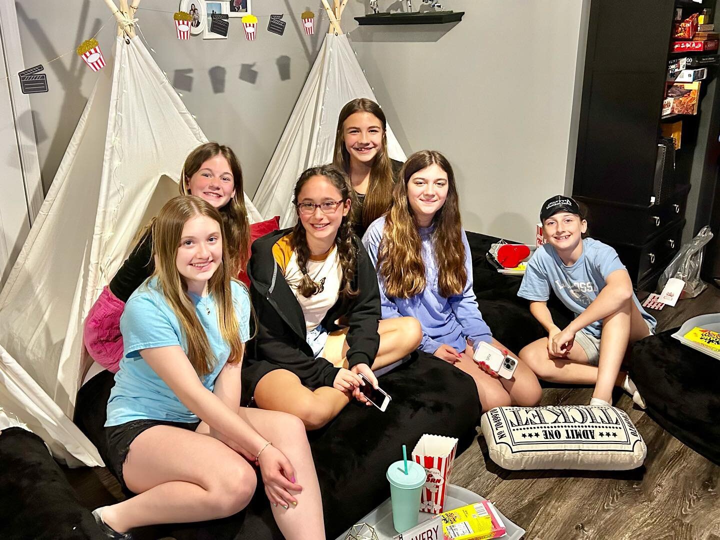 🎬Now Showing: Avery&rsquo;s 13th Birthday Slumber Soir&eacute;e for 9! 🤩⛺️🎥

It&rsquo;s been a while since we got to set up our Movie theme and it really is a fun theme for all ages! Really who doesn&rsquo;t love a movie night, especially with you