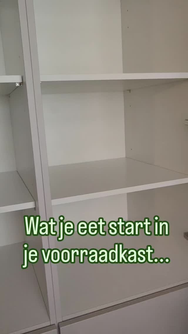 Voedzaam eten begint niet pas wanneer je kind aan tafel zit.
Het begint op het moment dat jij je kast opent en kijkt wat er allemaal in staat....
Veel ouders willen voedzamer eten, maar vergeten 1 ding:
De dingen die je standaard in huis hebt, bepa