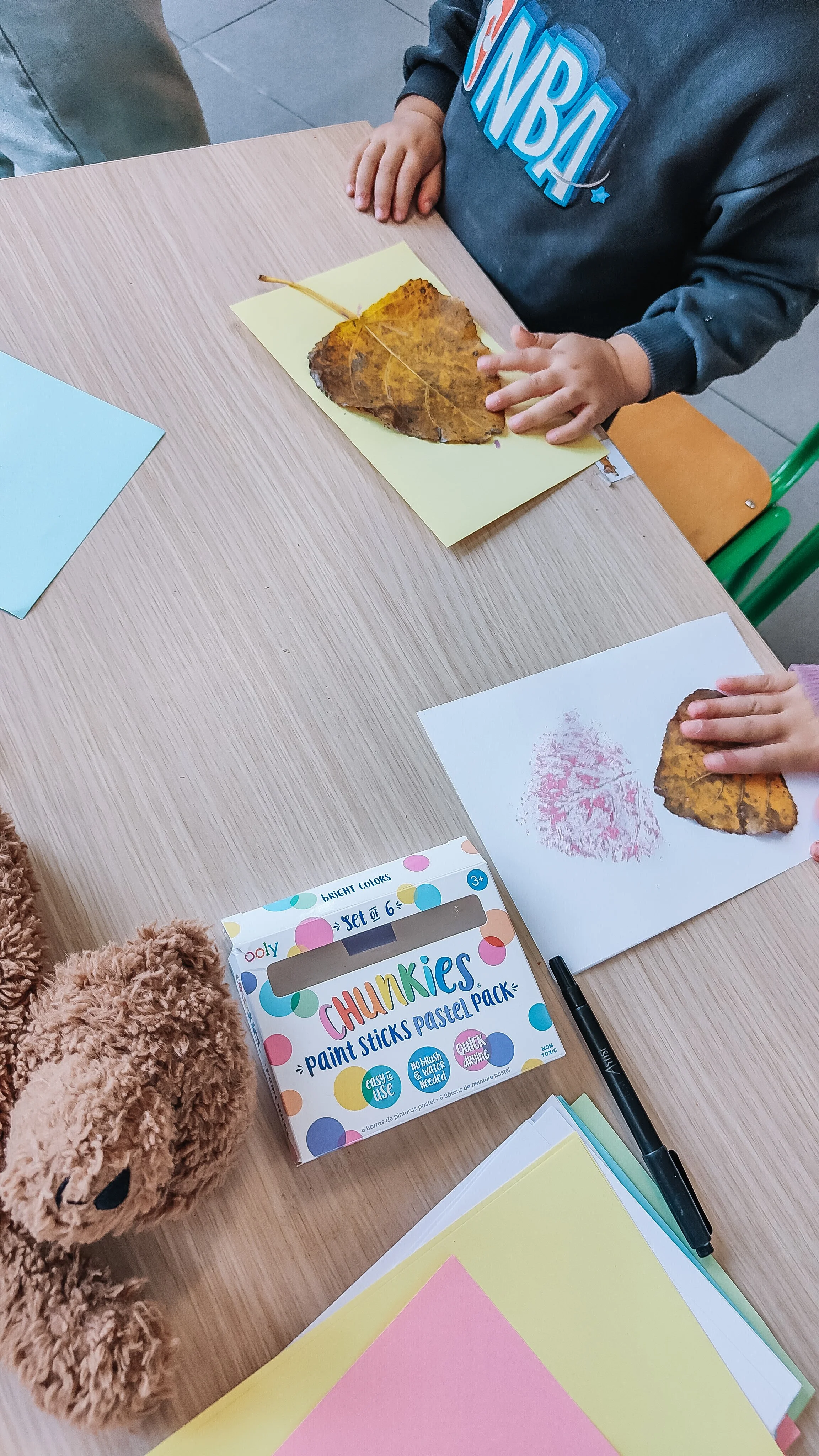 Door creatief aan de slag te gaan spreken ze hun creativiteit en fantasie aan, wat belangrijk is voor kinderen