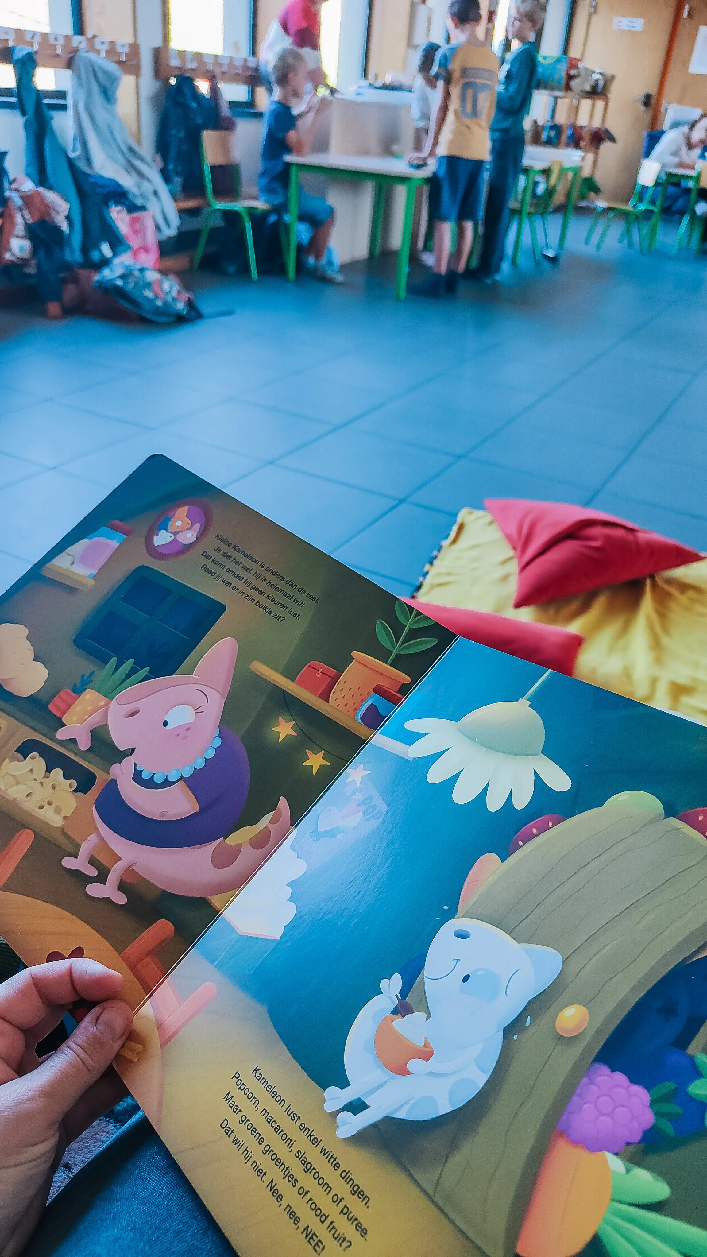 verhalen vertellen, zelf maken en boeken blijft een belangrijk onderdeel op het kampje ook om kinderen terug tot rust te krijgen