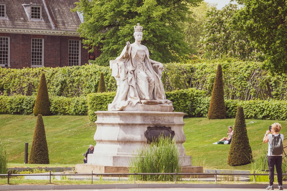 Queen Victoria Talking statue hyde park