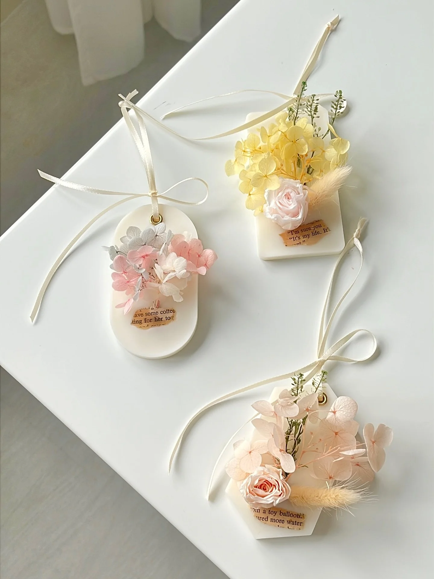 Gentle blooms to calm your soul 🌼

Our candle tablets feature preserved flowers that stay beautiful without any upkeep. Even unlit, their lasting fragrance gently fills small spaces with a soothing scent. 💐✨

Learn to design yours with us now 📝