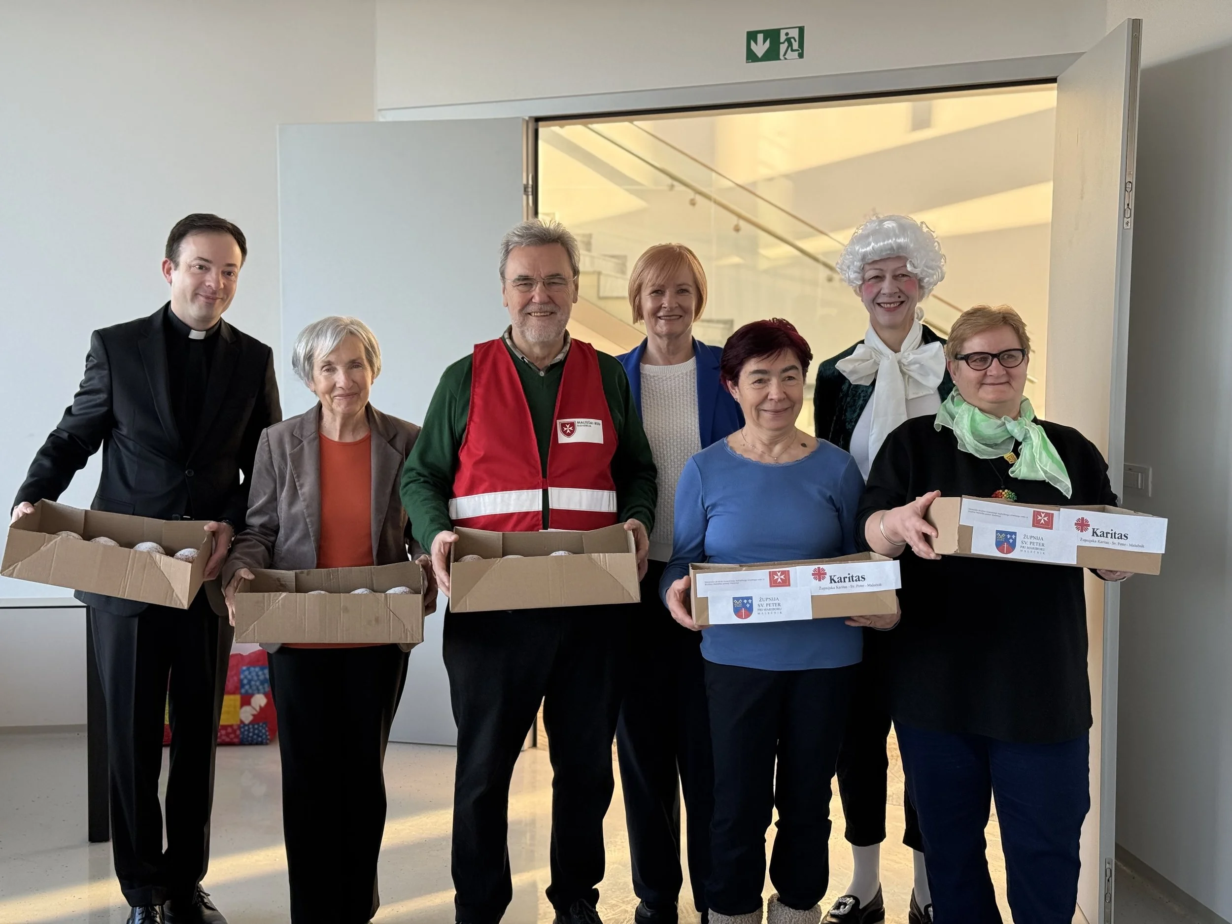 Pustna tradicija in srčna gesta: obisk akcije »100 krofov« 🎭🍩