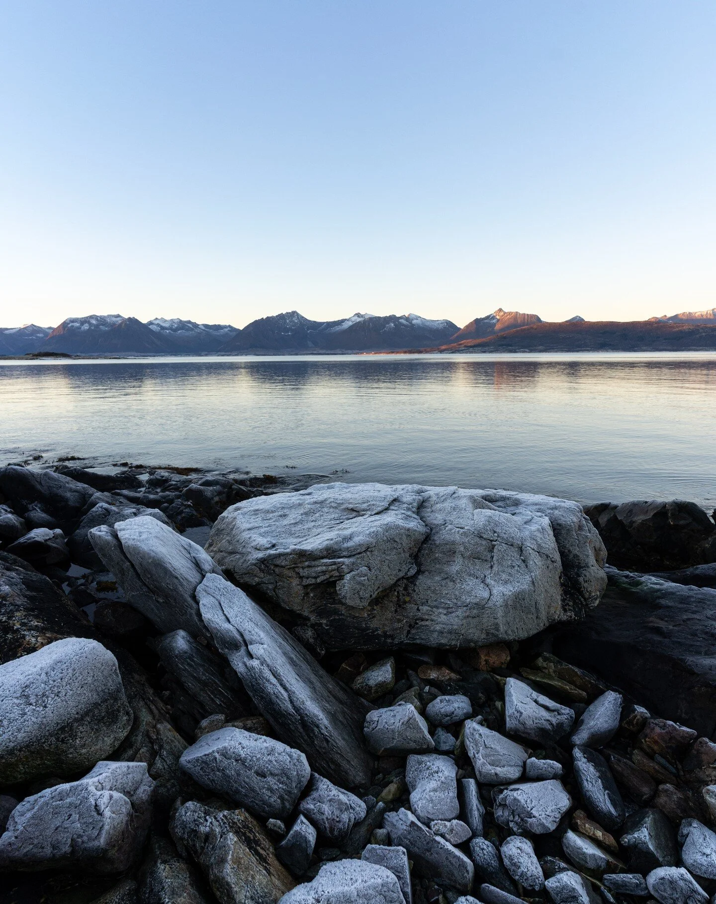 Kald og fin Novemberdag :)
.
.
.
#november #kaldt #frost #frozen #norge #norgeibilder #kv&aelig;fjord #seascape #havet #norgeimitthjerte #utetid #blankthav