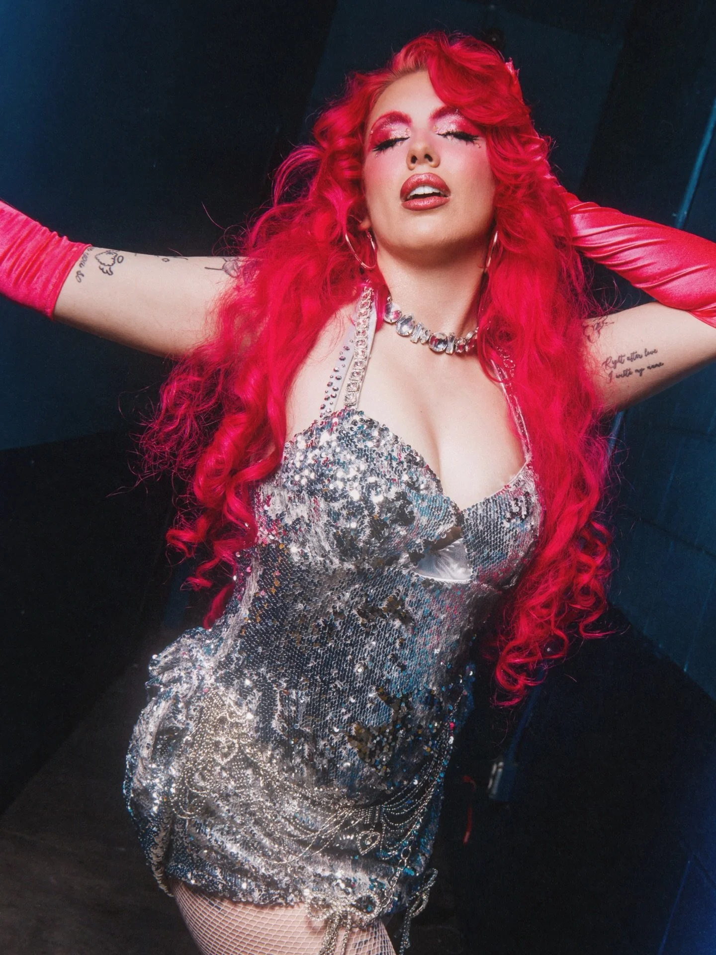 Drink me, the eternal bond
Eat me, let me be your god
Save me with your Aria

The girlypop of our dreams @chrissychlapecka at @elsewherespace in Brooklyn for the Girl On The Moon Tour. Makeup by the one and only @sterlingtullnyc 💕