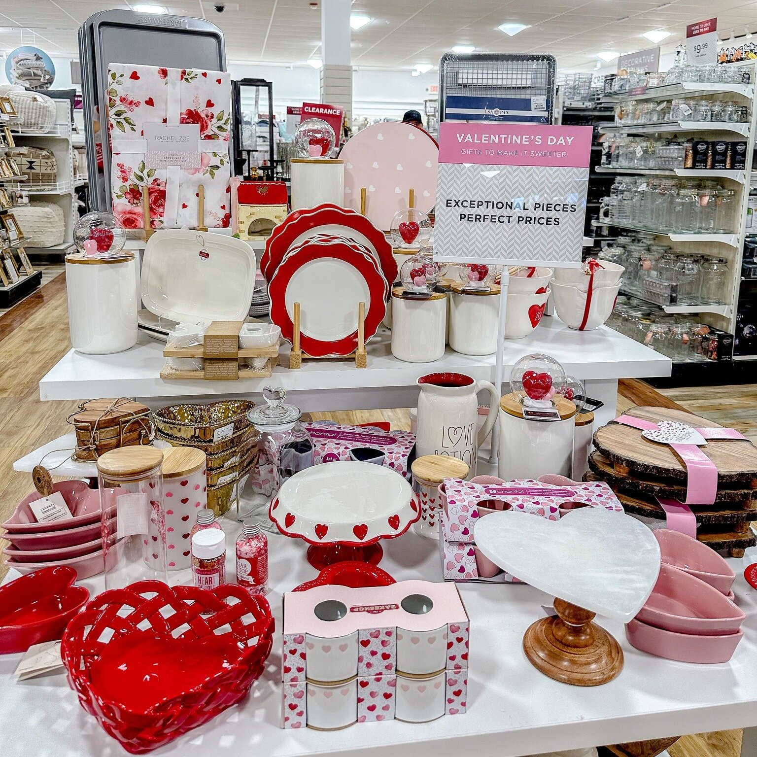 Fall in love with gorgeous cooking and serving ware at Homegoods!💗

#valentinesday #homegoods #hearts #love #cooking #baking #serving #red #pink #white #greenwaystation #greenwayshopping