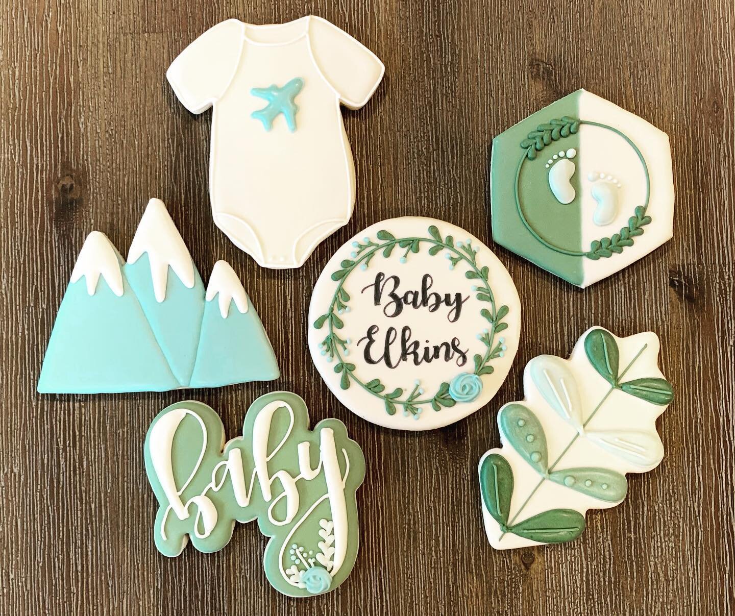 Blues and greens for this sweet baby shower set. Airplane onesie for the dad who&rsquo;s a pilot. Mountains for the mom who is from Alaska, and florals and leaves for the shower held at the @denverbotanic big congrats to the family!! 
.
.
.
.
.
.
.
.