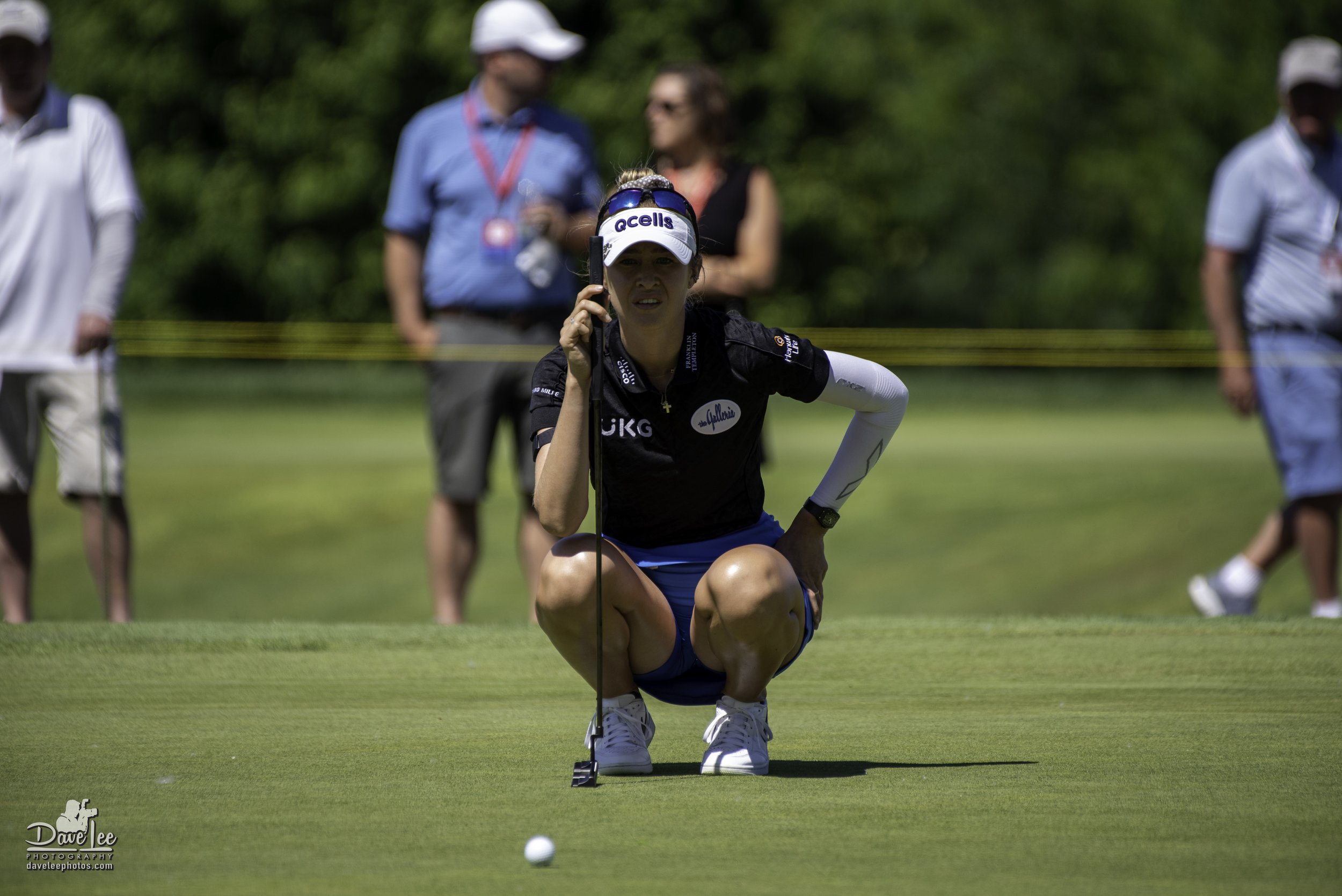 Nelly Korda looking at putt.jpg