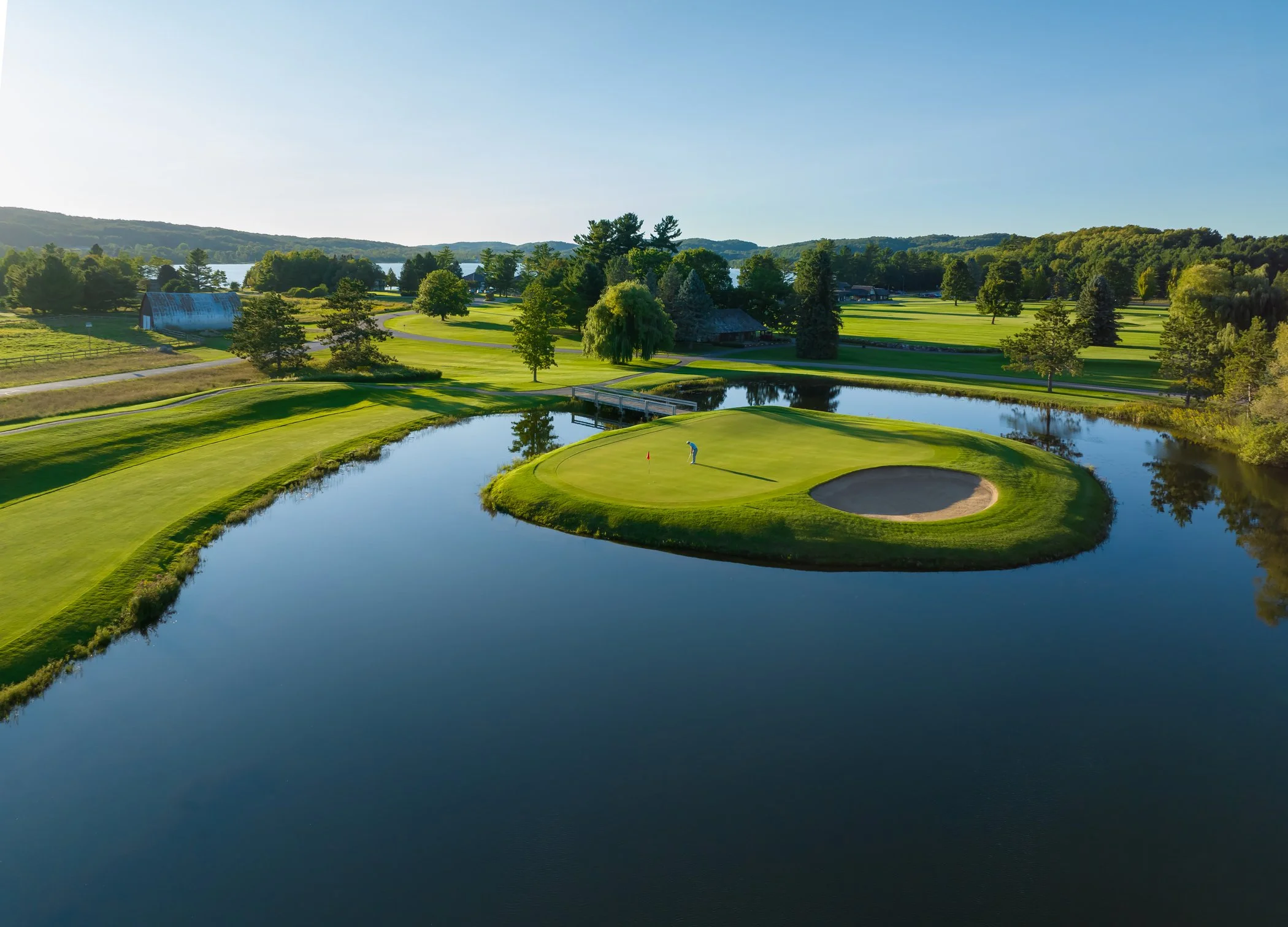 boyne-golf-boyne-mountain-monument-18-brehm-putt-eve.jpg