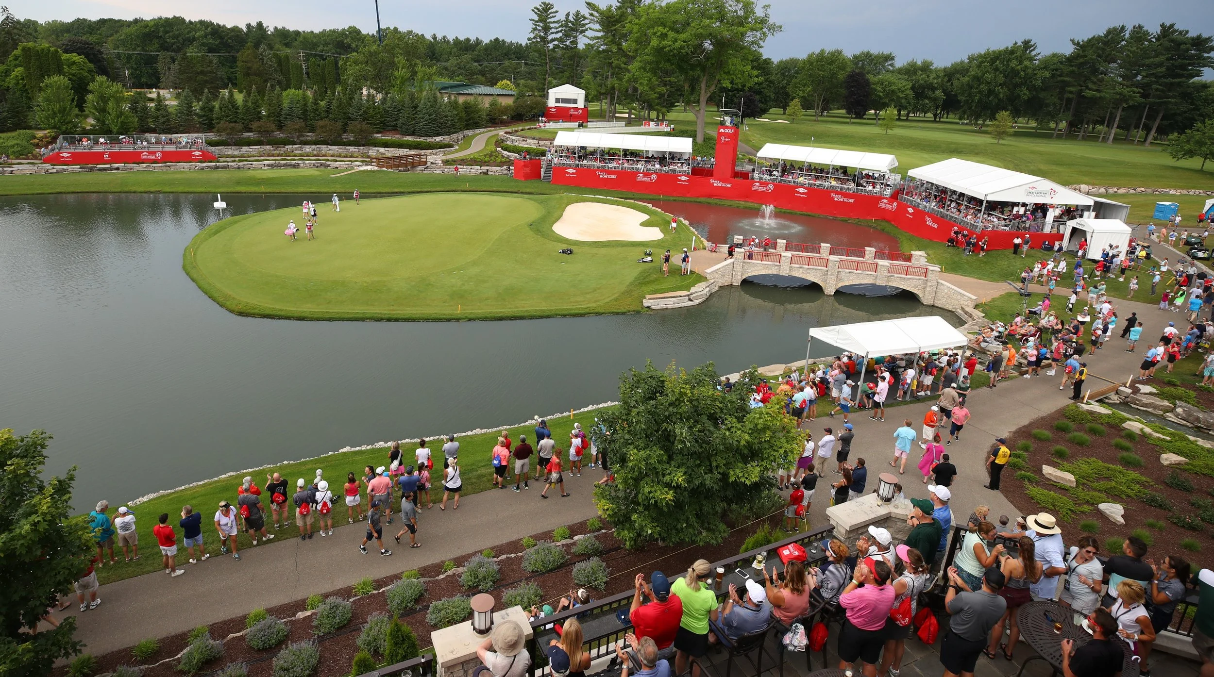 Dow GLBI.18th green.fans.jpg