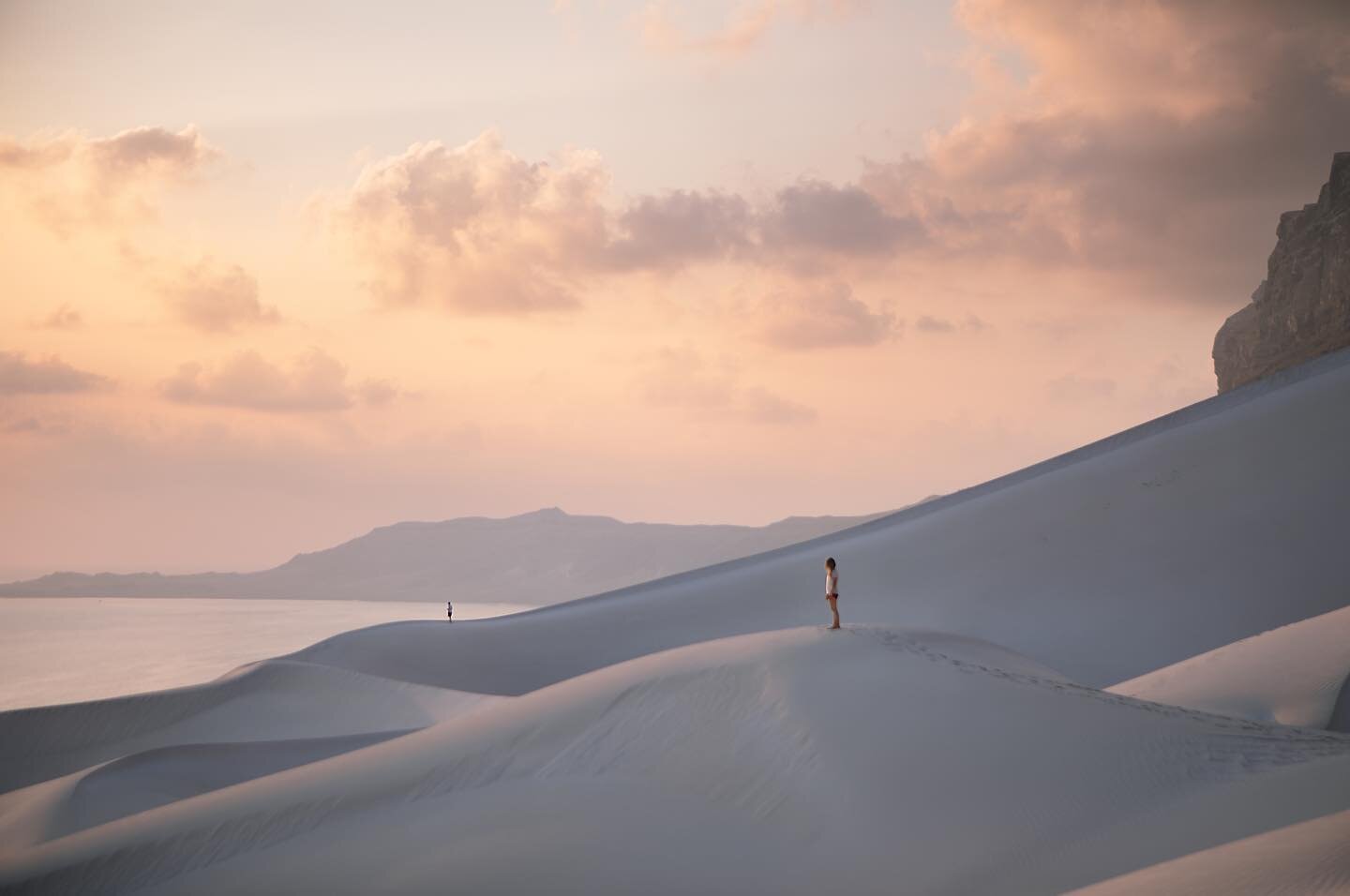 Sono tornata da due settimane ma &egrave; come se una parte di me fosse ancora su quell&rsquo;isola incredibile e brutale.
Se chiudo gli occhi davanti ci scorrono le dune, i tramonti infuocati, i paesaggi alieni che ti fan dubitare di esser sul piane