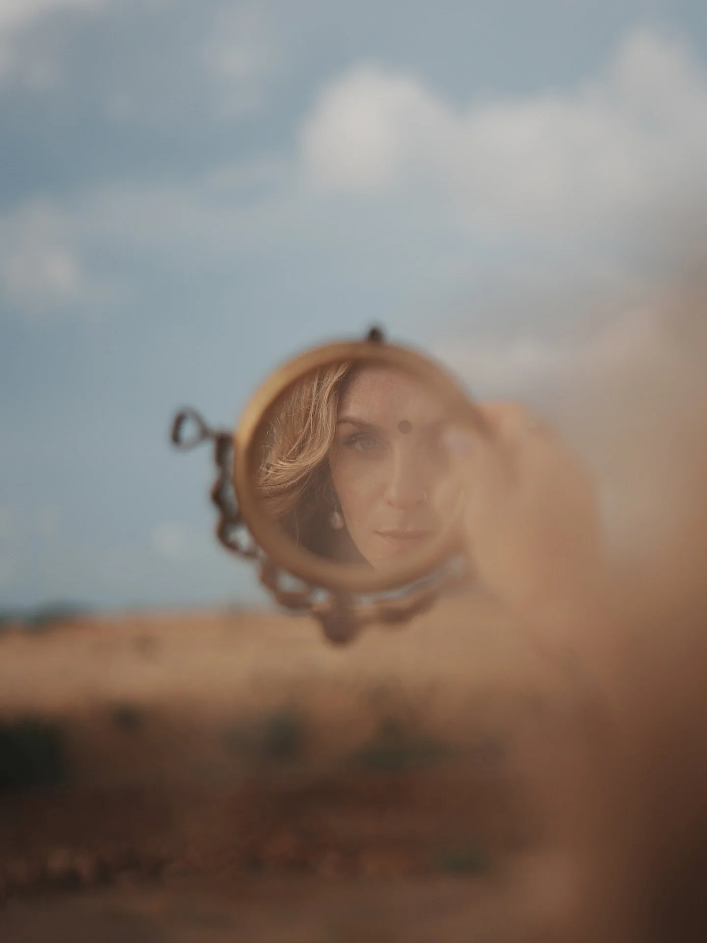 Nel corso di ogni vita, ci sono dei momenti di “svolta”—eventi scioccanti o rivelatori, traumatici o liberatori—crocevia in cui l’esistenza viene scossa con una potenza tale che niente potrà mai più essere