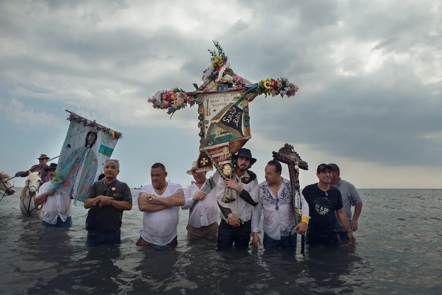 Ogni anno, il 24 e 25 maggio, migliaia di persone del popolo Romani, provenienti da tutta Europa, si radunano a Saintes-Maries-de-la-Mer, nel sud della Francia, per il pellegrinaggio in onore di Santa Sara, la loro patrona.
Sara &ldquo;la Kali&rdquo;