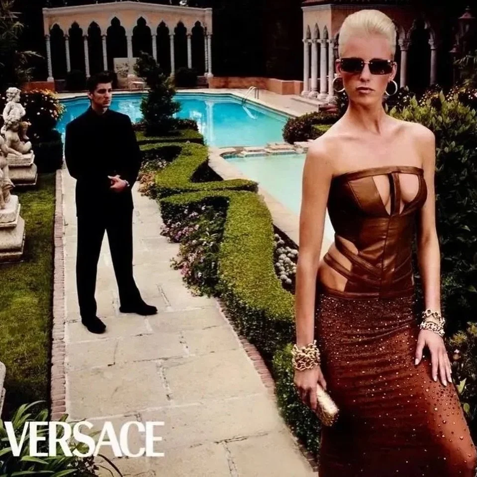 Diana Meszaros for the Gianni Versace Fall 2001 campaign

Available now @opulentaddict 
.
.
.
.
#versace #gianniversace #donatellaversace #dress #opulentaddict @opulentaddict
