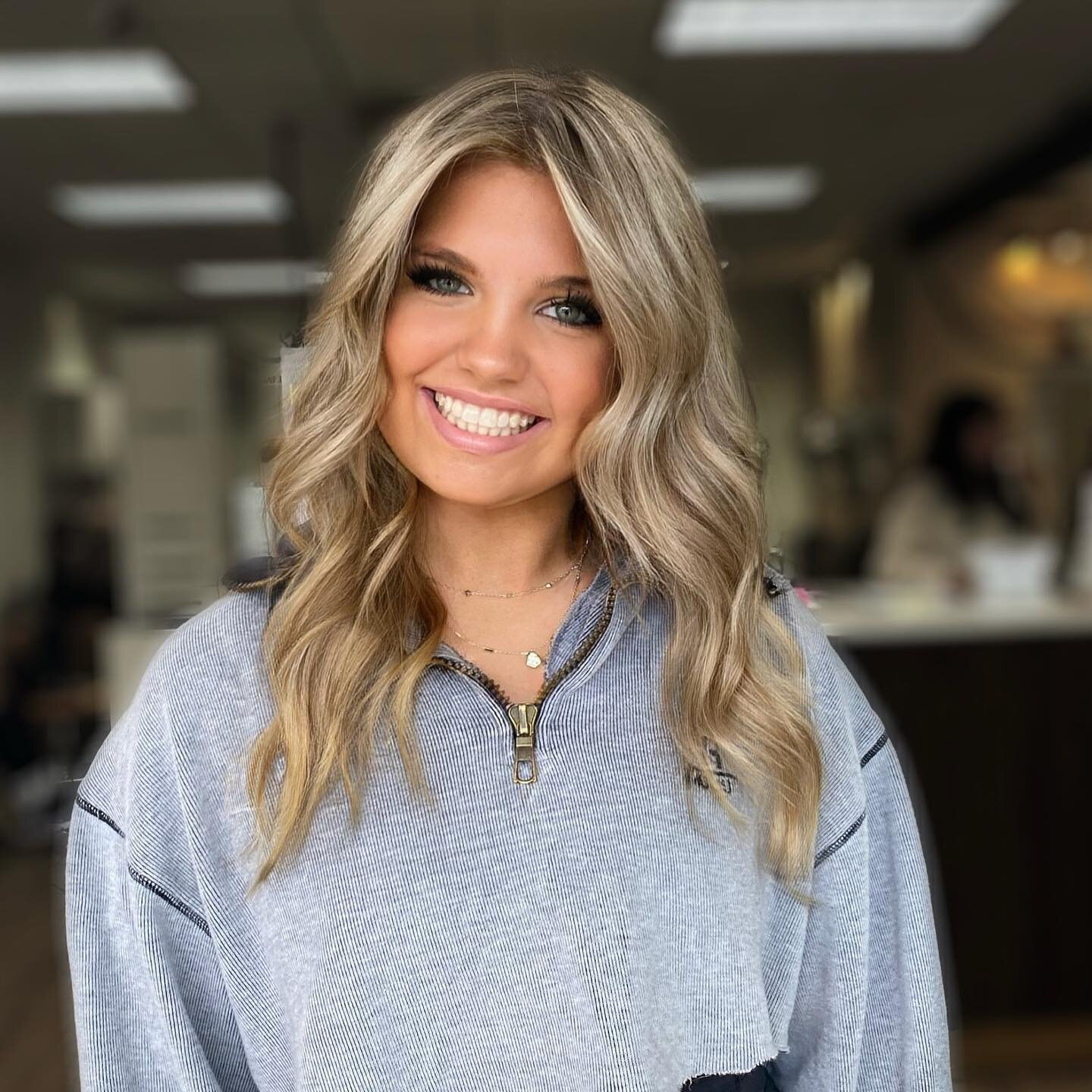 Newest Girl Gang Member Right Here! @halle.hillyer Making our job easy! 

&hearts;️ Looking to add YOU to our group! Come hang anytime Monday-Saturday!

Hair By🪄 @sydneykmuah 

#acworth #kennesawstateuniversity #salonsnearme #acworthhairstylist #bea