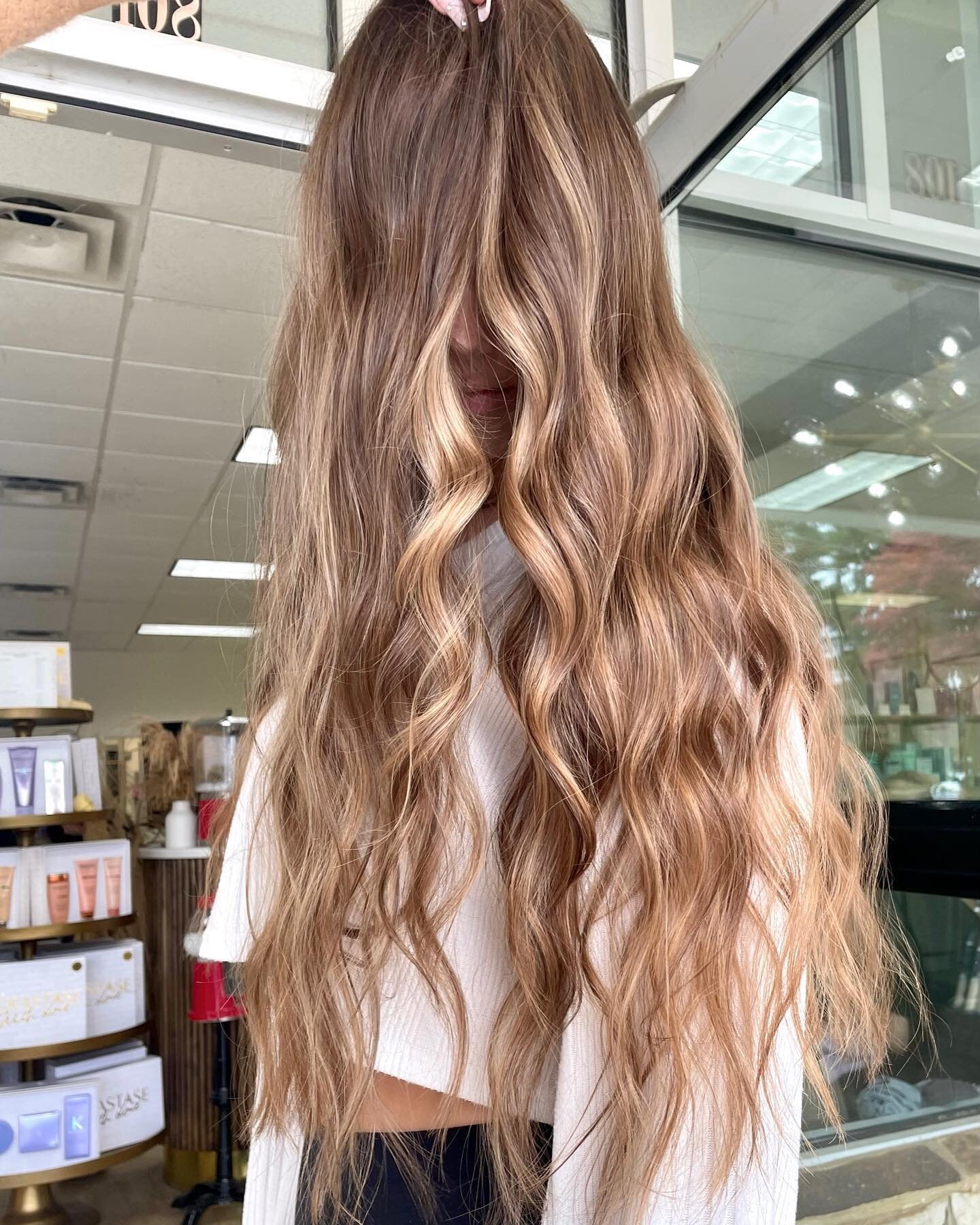 This gorgeous color is perfect for someone who prefers low maintenance and beautiful a grow out process😍

Book with us in time to refresh that hair for the holidays! 

Hair by: @ashley.doeshair_ 

#acworthstylist  #hairstylist  #acworthsalon
