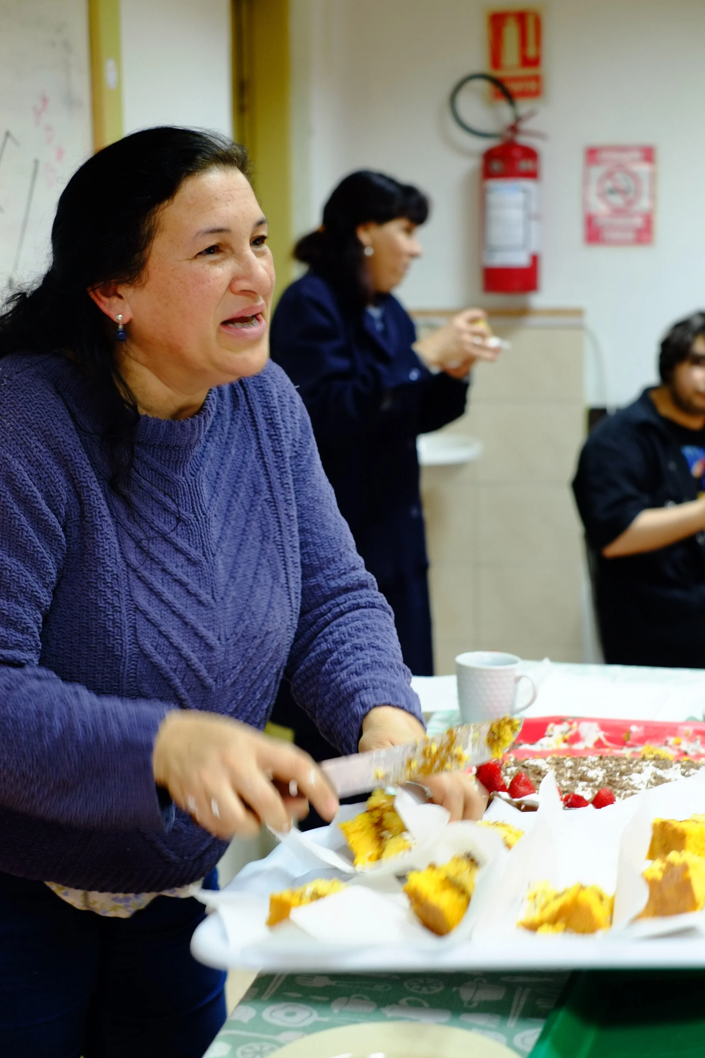 Brenda the leader of the Flor de Maronas center cutting the cake!