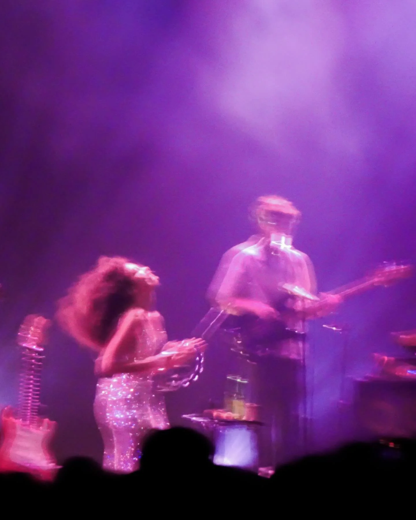 I&rsquo;m rebranding blurry photos as &ldquo;impressionist photography&rdquo; 🤠💃 @oliviadeano 

#concertphotography #oliviadean #melbournephotographer #portraits #theforum #forummelbourne @forummelbourne @tusekah