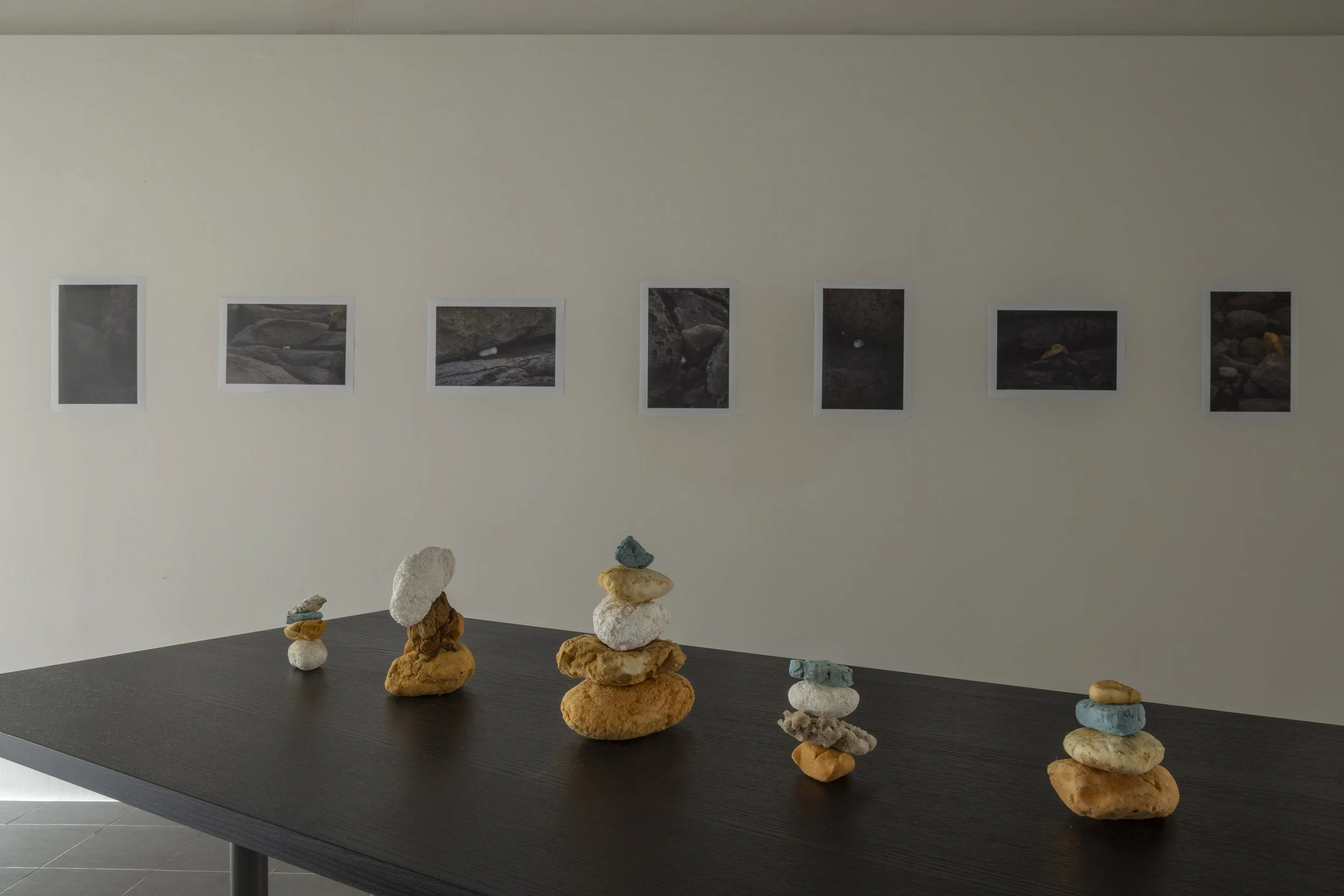 Exhibition view 《feelings of self-worth》 2024 styrofoams founded on the shore of Gapado Island (size varies) 