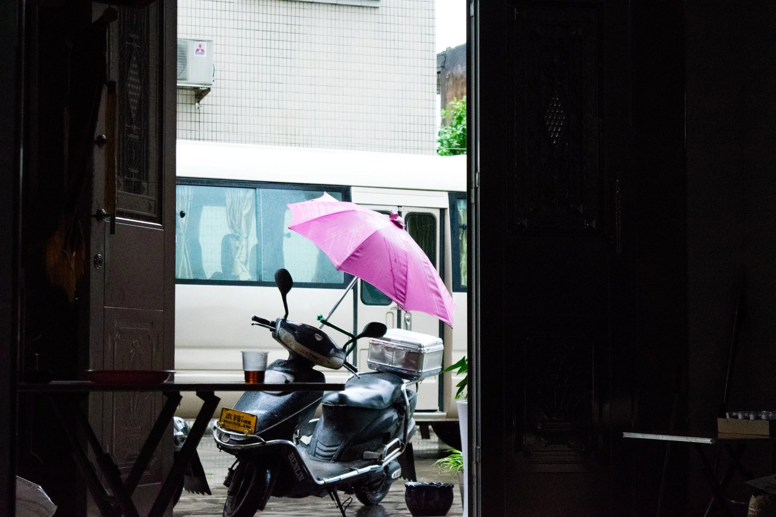 2017.06.17 pink umbrella in chaozhou.JPG