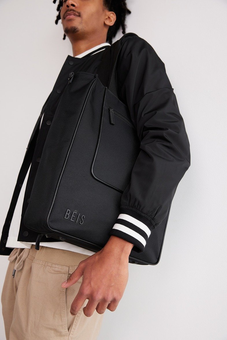 Beis_Ecom_NorthSouthTote_Black_Model_Detail_0945.jpg