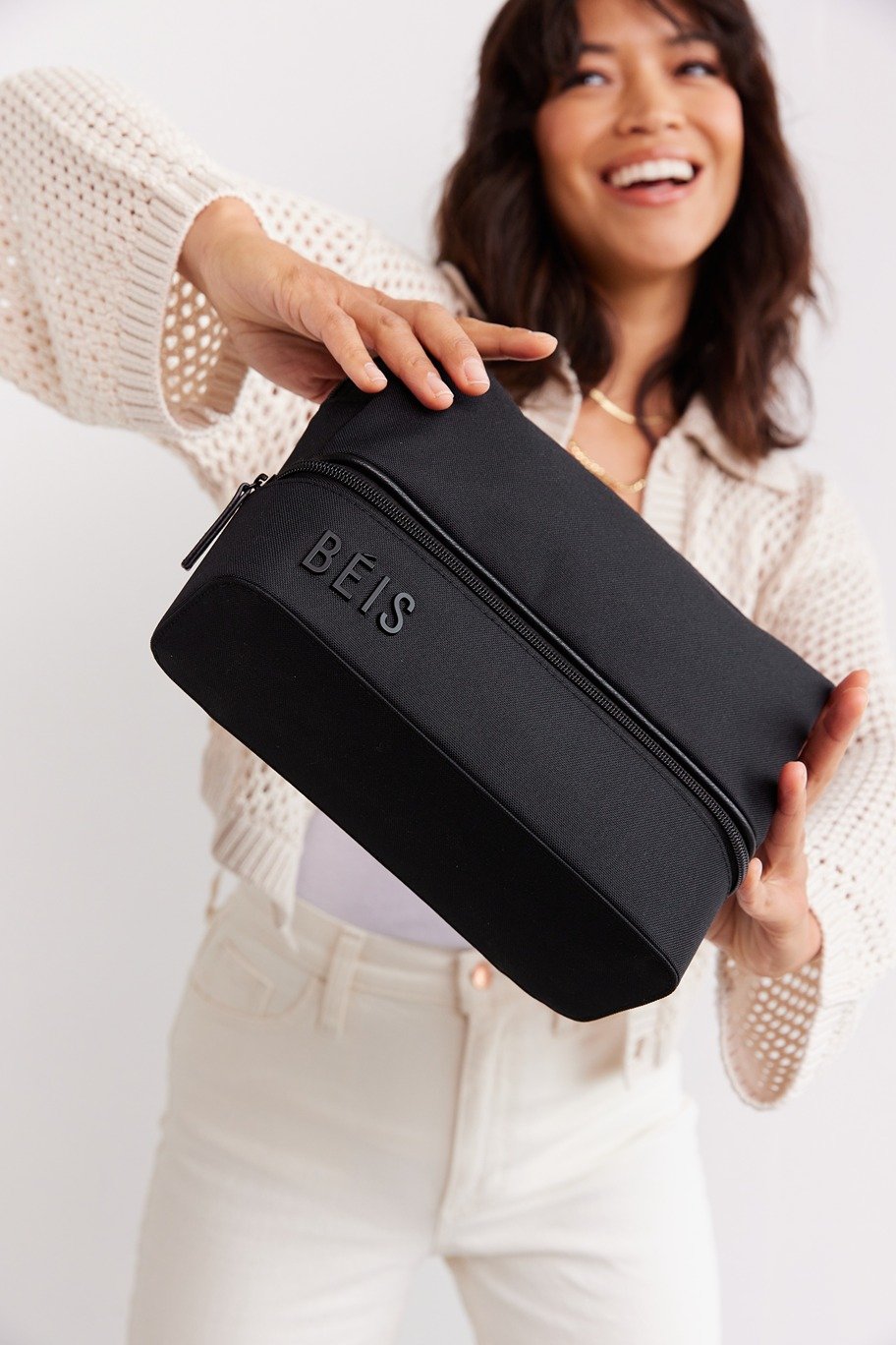 Beis_Ecom_CosmeticOrganizer_Black_Model_Detail_0629.jpg