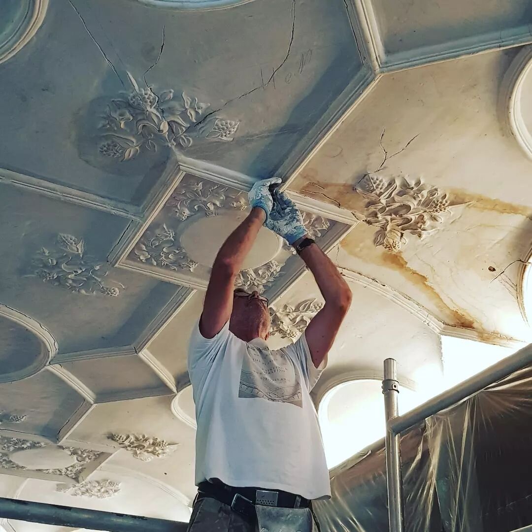 #decorativeplasterwork #tradionalfinishes #Restoration Fixing ceiling from below.