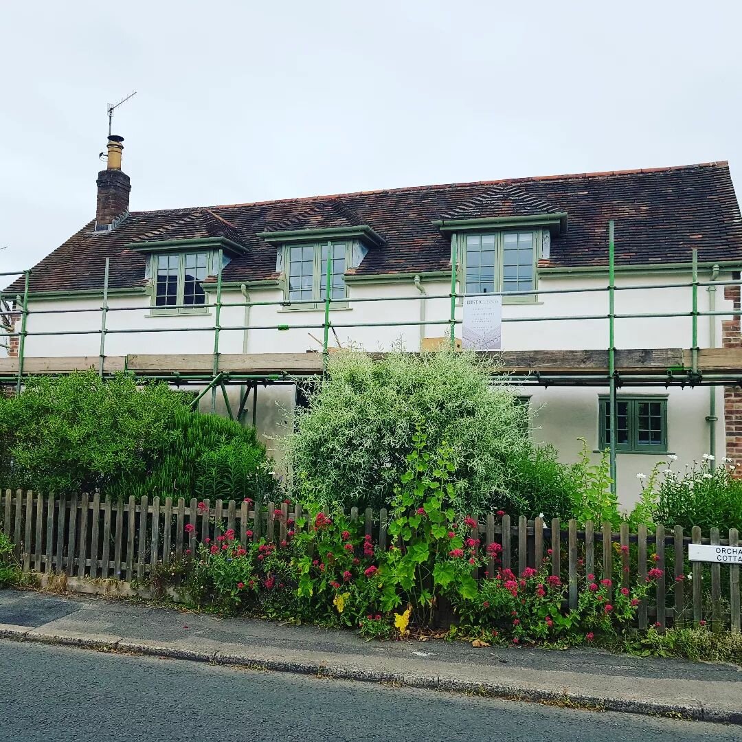 #limeplastering #limeputty #limerender #limewash cob cottage finished limeplasterd and lime washed lots of work when into this, cement render is awful.