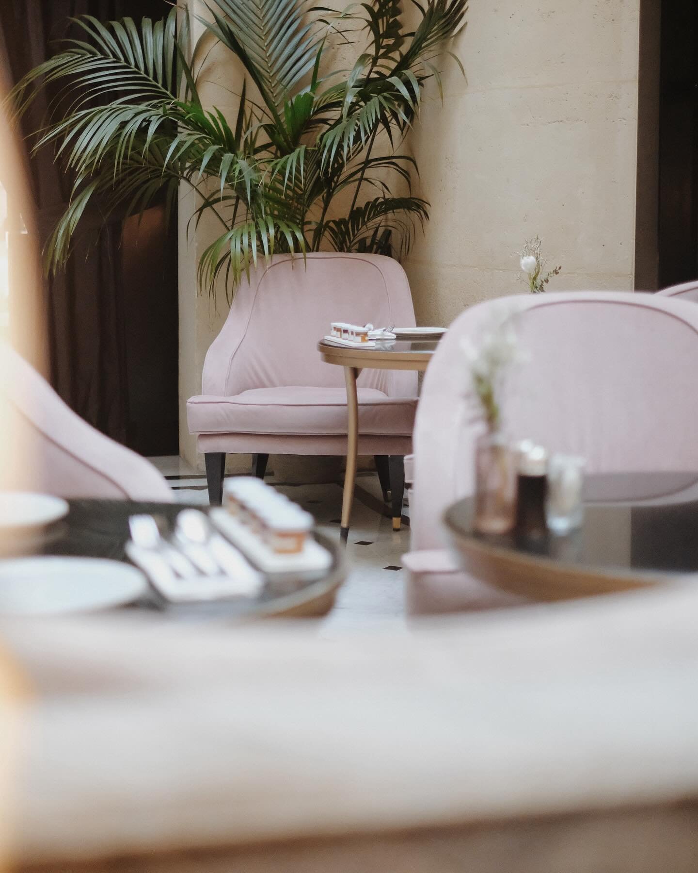 (ad / I stayed at @lenarcisseblanc while on assignment for @smallluxuryhotels) Details from @lenarcisseblanc&rsquo;s  restaurant, surrounded by pops of pastel pink and leafy greens. Just a stone&rsquo;s throw from the Eiffel Tower and the Seine. Not 