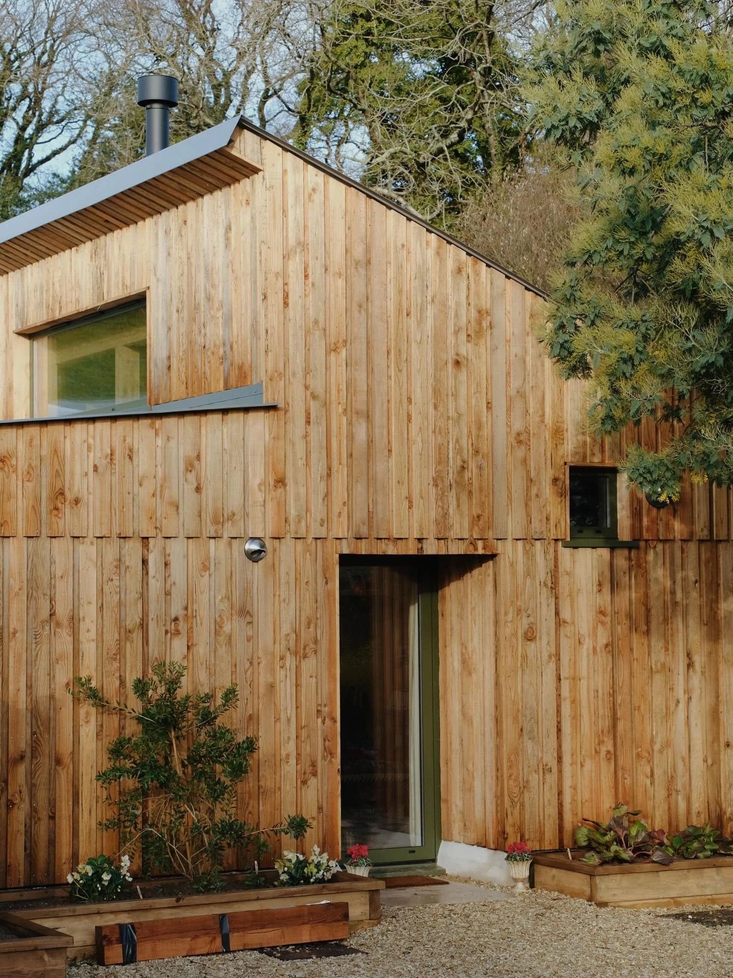 I&rsquo;ve stayed in and loved a *lot* of cabins, so it really means a lot when I say the new Crow&rsquo;s Nest cabins at Glebe House are among my favourites. The design (a collab with @out.of.the.valley and @akin_studio ) just works so well &mdash; 