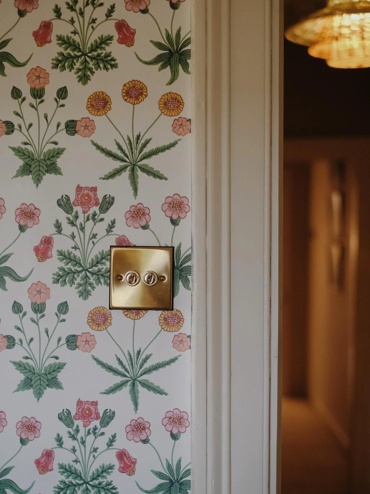 The Rose room at Glebe House: canopied bed, tub in the corner of the room, enviable vintage book collection, and *that* @archive_sdg floral wallpaper.

(yep, I&rsquo;m already moving on from Christmas and dreaming of hotel rooms to photograph and the