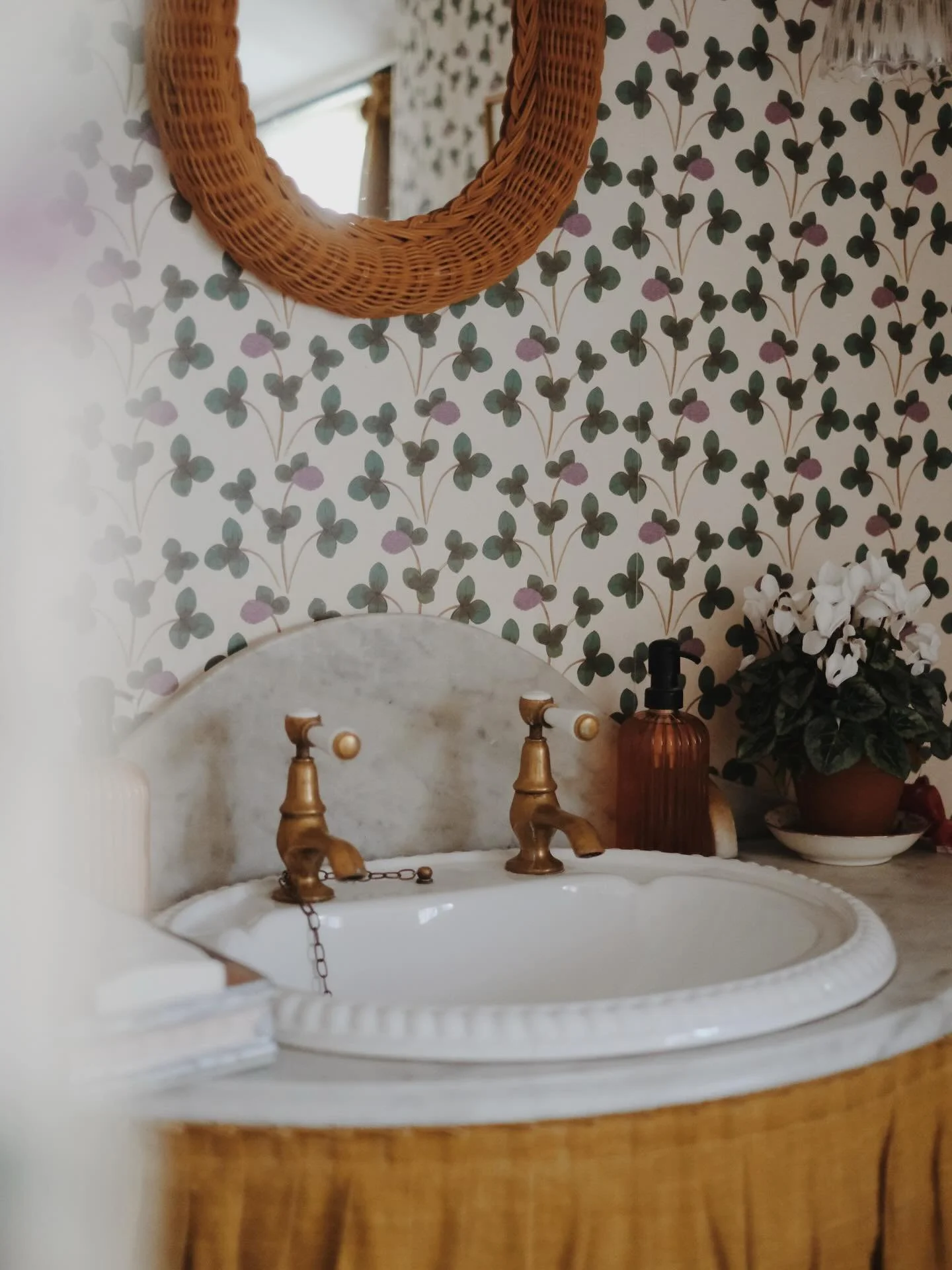 A joyful explosion of colour, pattern and expertly curated antiques at Glebe House (and their chocolate sea salt cookies that I dream of).

📸 @glebehousedevon