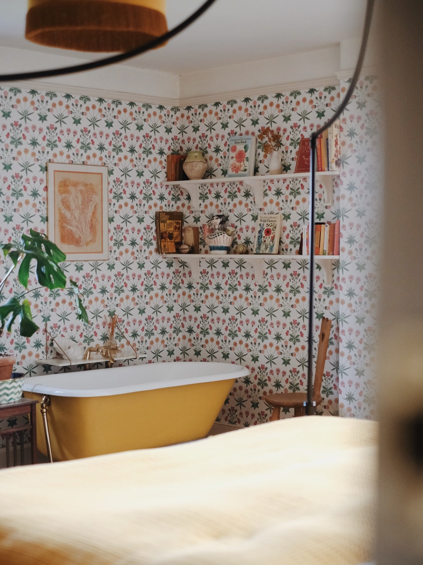 My favourite shot from @glebehousedevon last month deserved its own spot on the grid. It&rsquo;s impossible to pick a favourite bedroom there, but the Rose room is definitely in my top three.