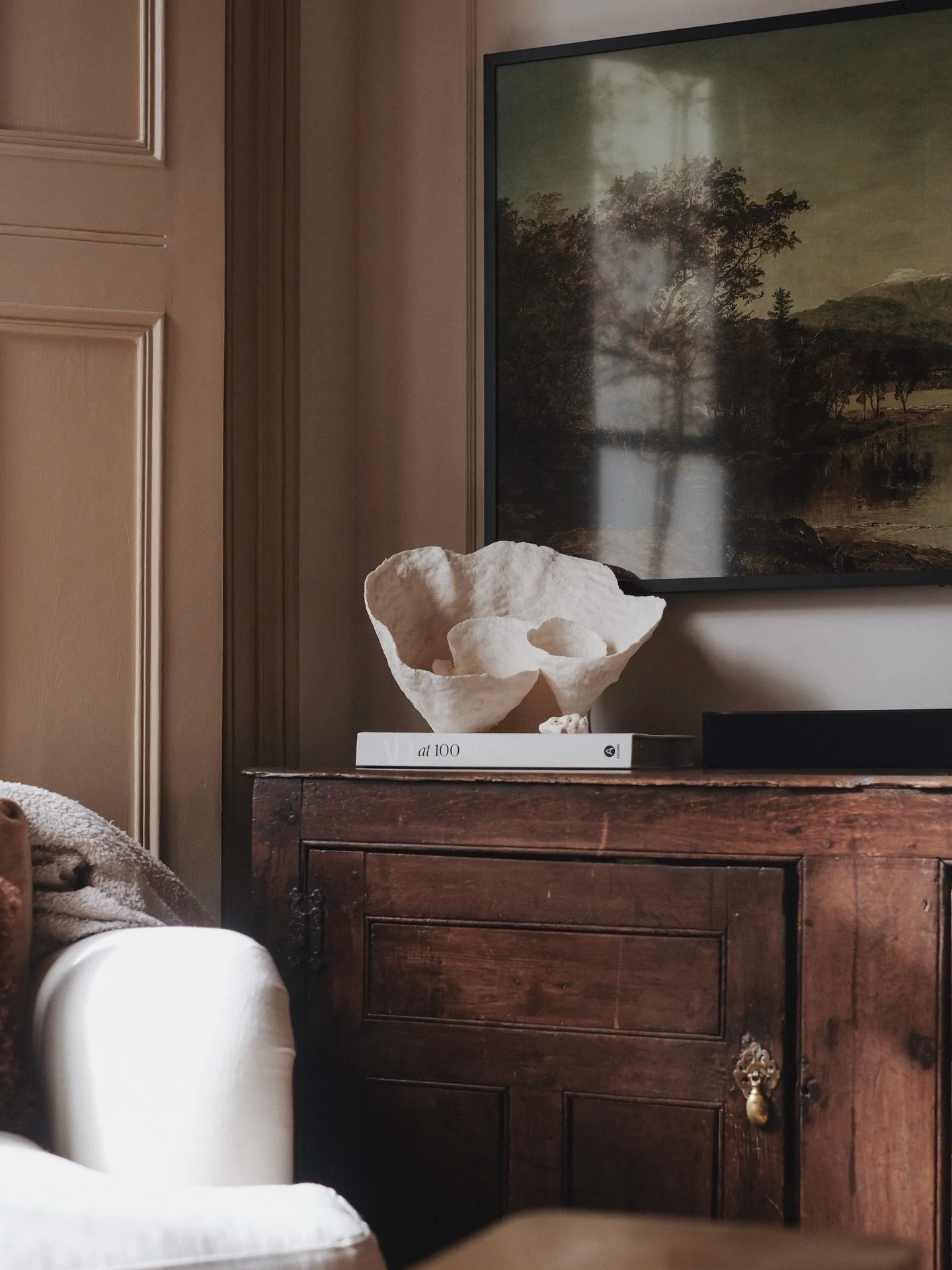 A favourite corner of Heather Kane&rsquo;s beautiful home, from a shoot early last year.

📸 @byheatherkane / @francesloom