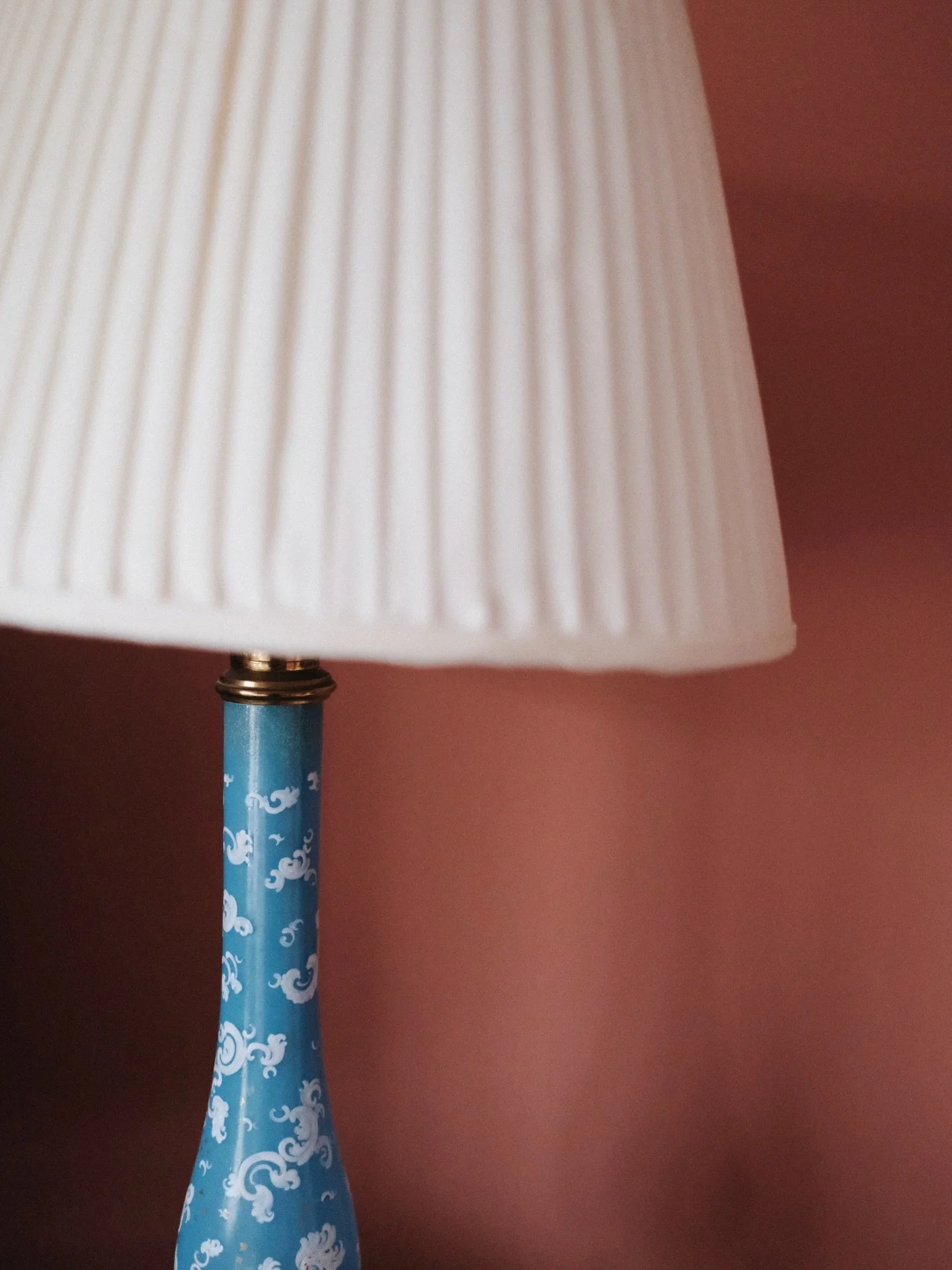 One night in the Yew room at @thebearinnhodnet during the depths of last winter. The perfect cosy escape complete with fireside dining downstairs in the inn.